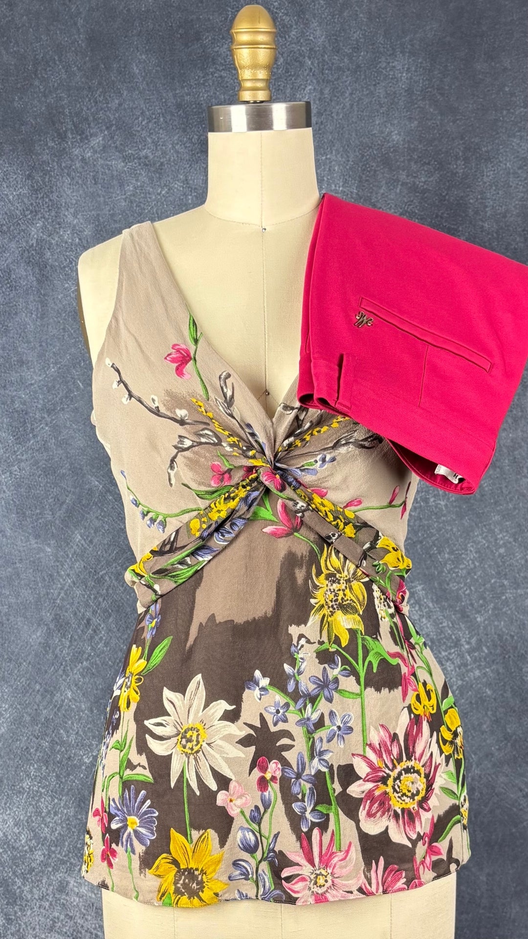 Camisole en soie floral BCBG MaxAzria, taille xs. Vue de l'agencement avec le pantalon fuchsia Mos Mosh.