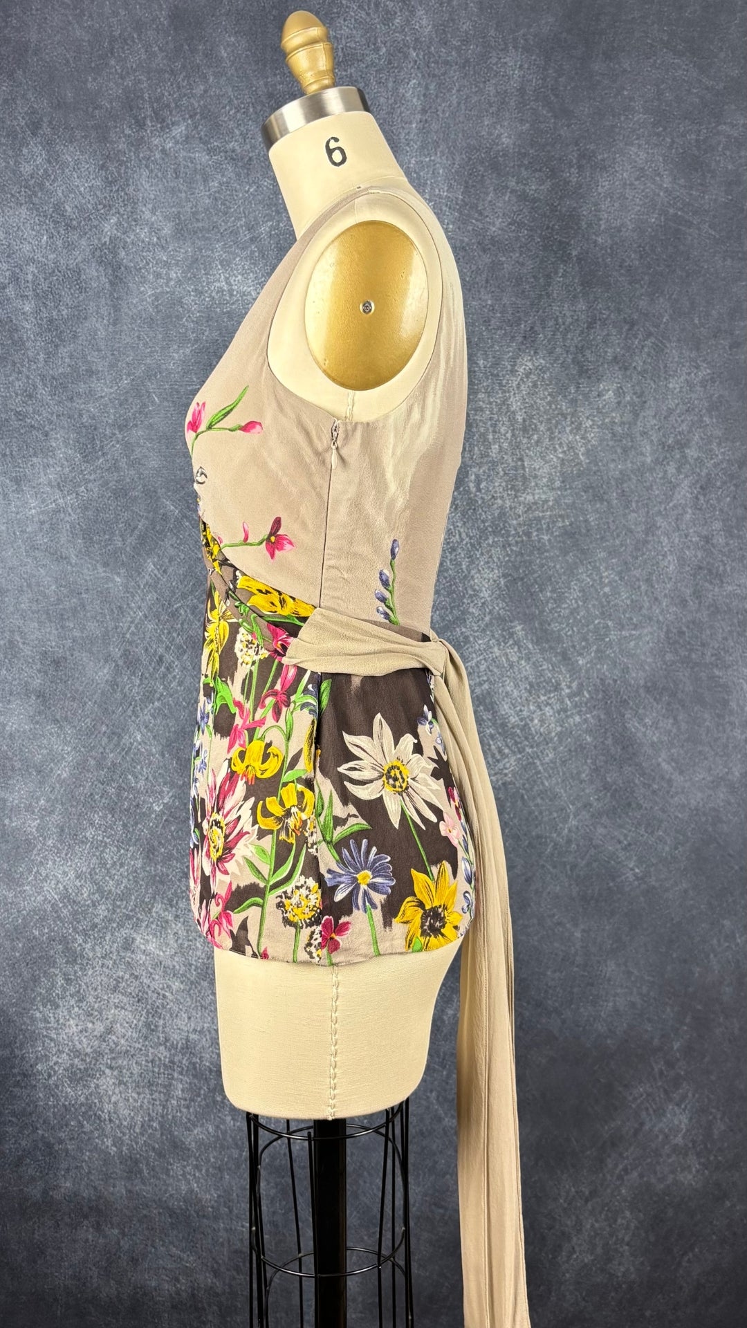 Camisole en soie floral BCBG MaxAzria, taille xs. Vue de côté.
