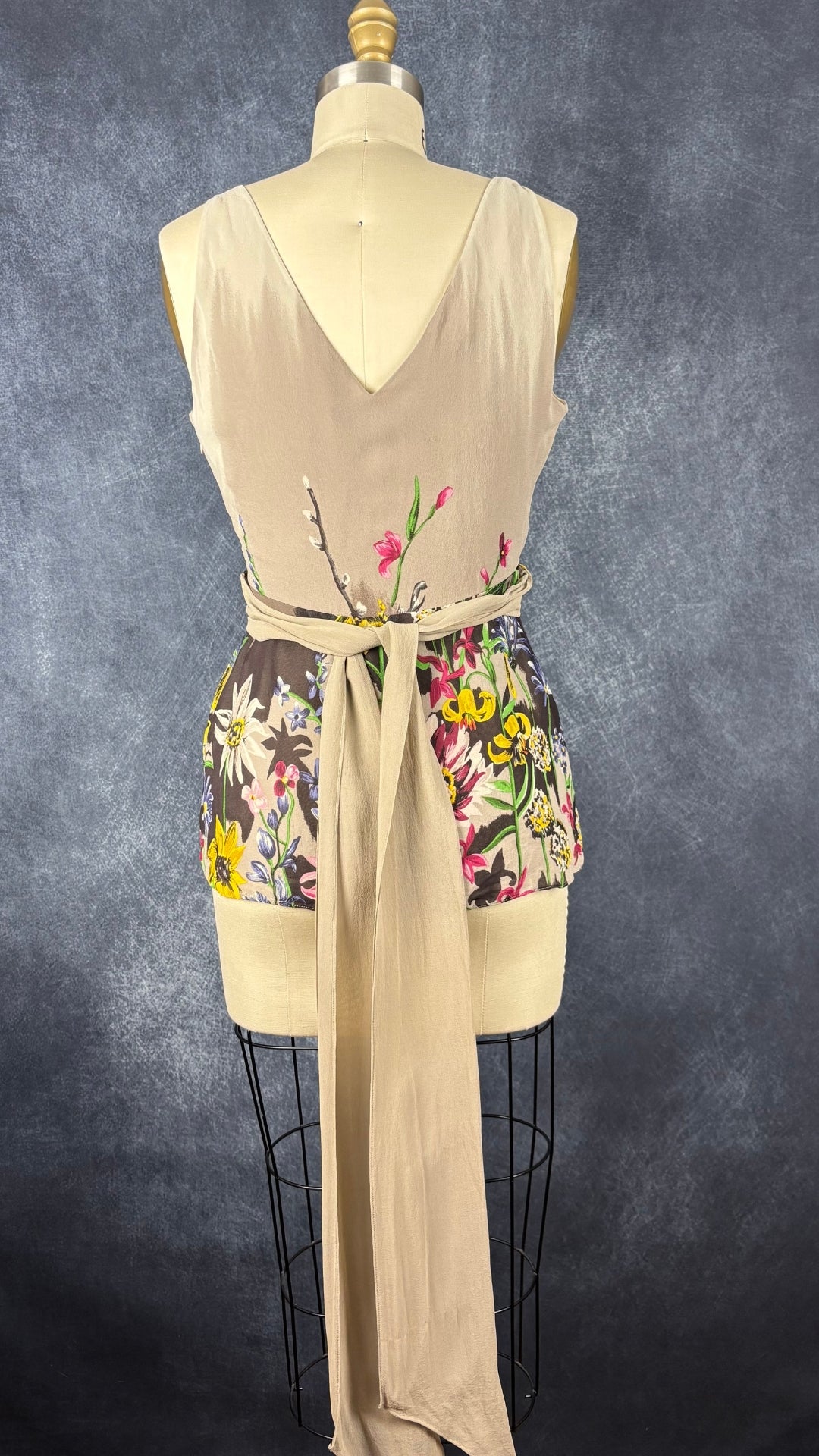 Camisole en soie floral BCBG MaxAzria, taille xs. Vue de dos.