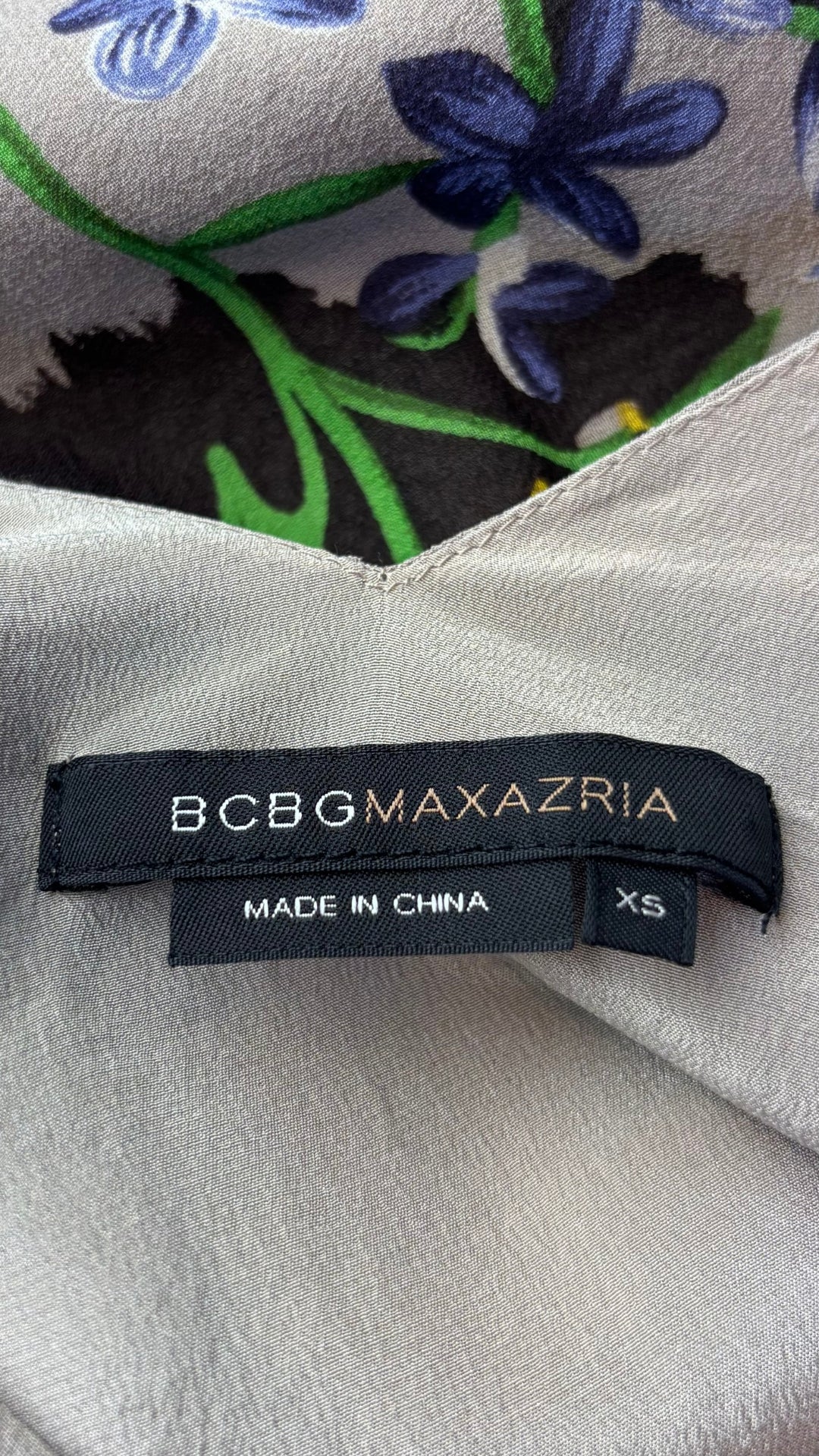 Camisole en soie floral BCBG MaxAzria, taille xs. Vue de l'étiquette.