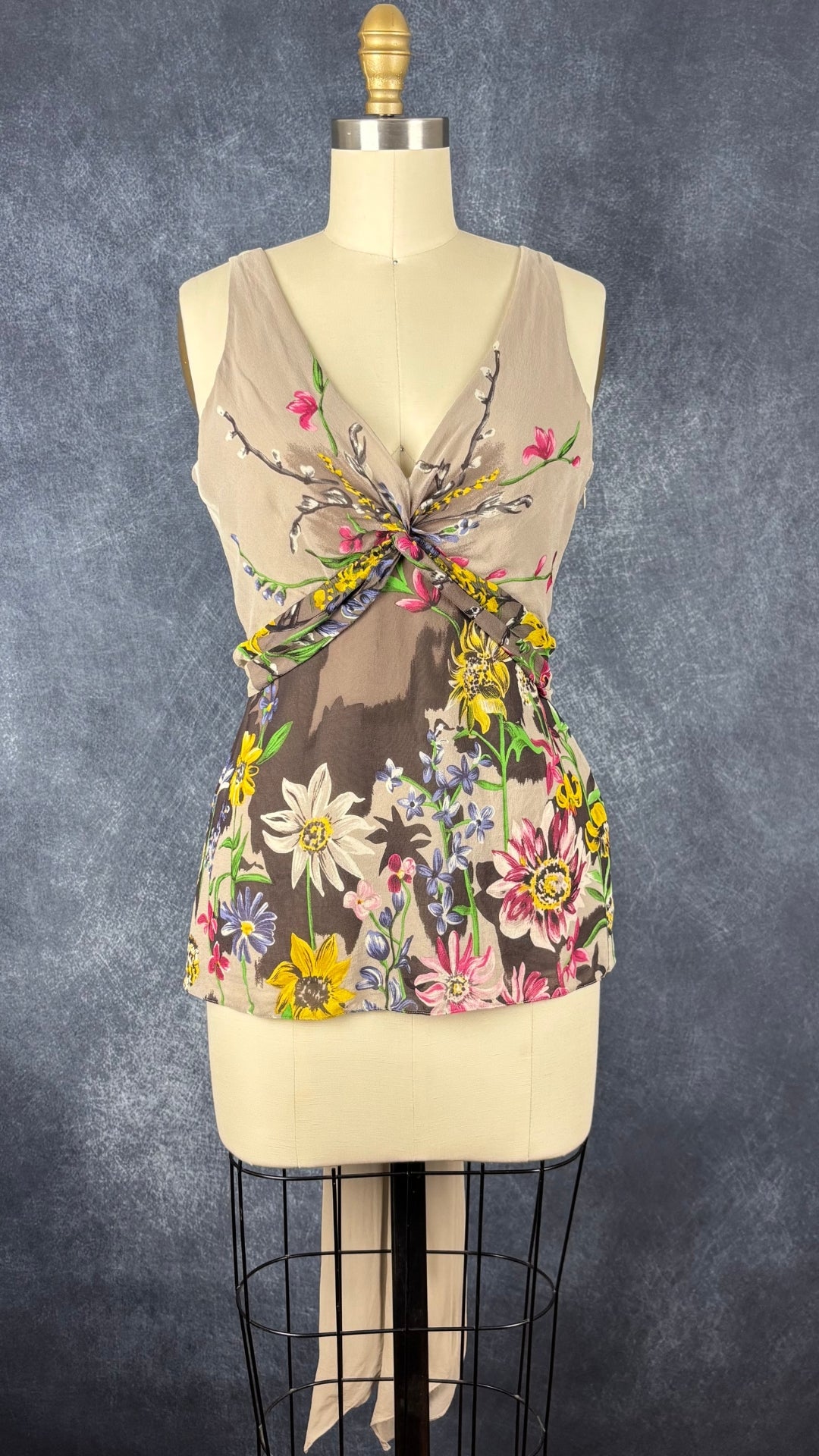 Camisole en soie floral BCBG MaxAzria, taille xs. Vue de face.