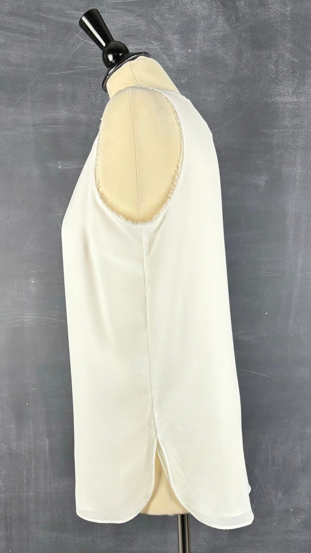 Camisole texturée blanc crème Iris Setlakwe, taille 6. Vue de côté.