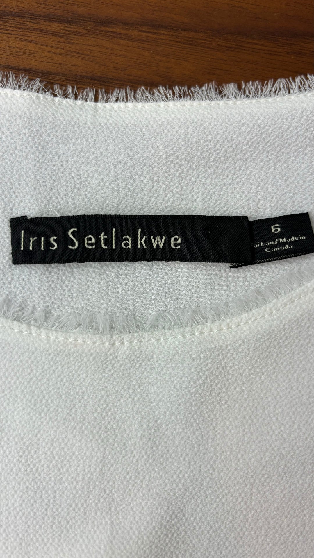 Camisole texturée blanc crème Iris Setlakwe, taille 6. Vue de l'étiquette de marque et taille.