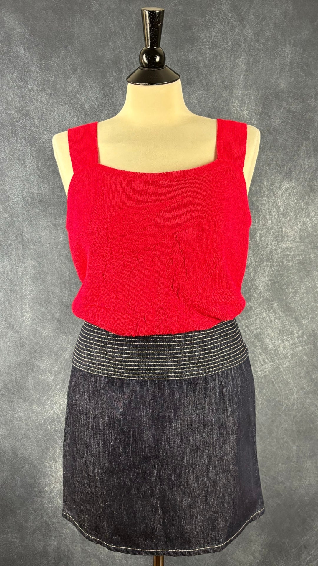 Camisole vintage en tricot rouge Maglificio Emma, taille s/m. Vue de l'agencement avec la jupe en jeans Versace Jeans.