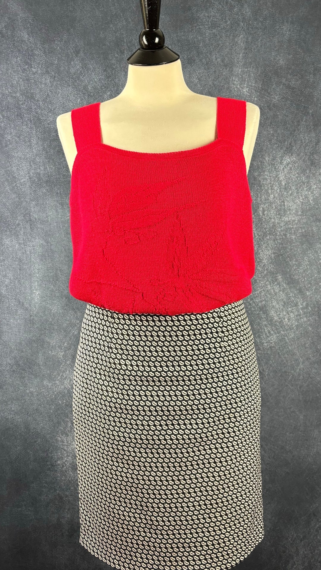 Camisole vintage en tricot rouge Maglificio Emma, taille s/m. Vue de l'agencement avec la jupe à motifs de lèvres.