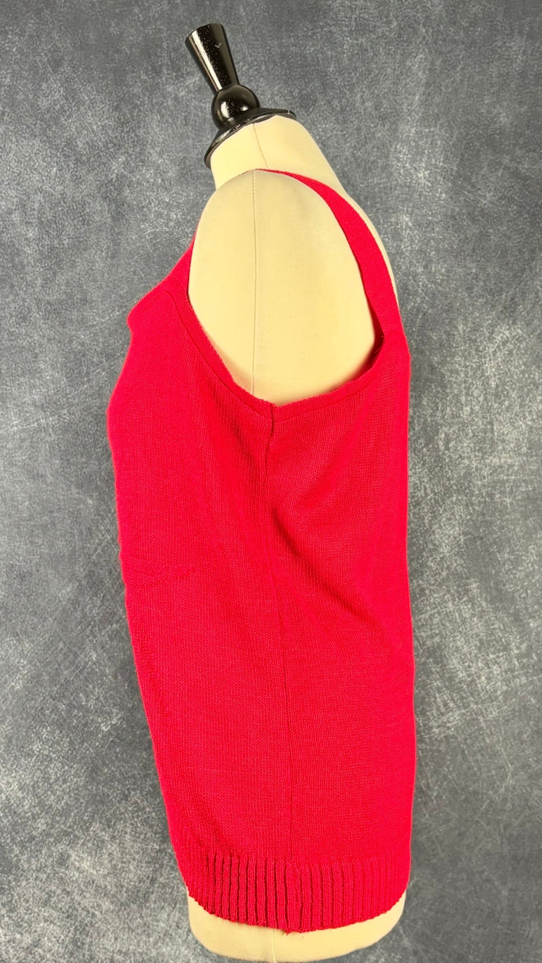 Camisole vintage en tricot rouge Maglificio Emma, taille s/m. Vue de côté.