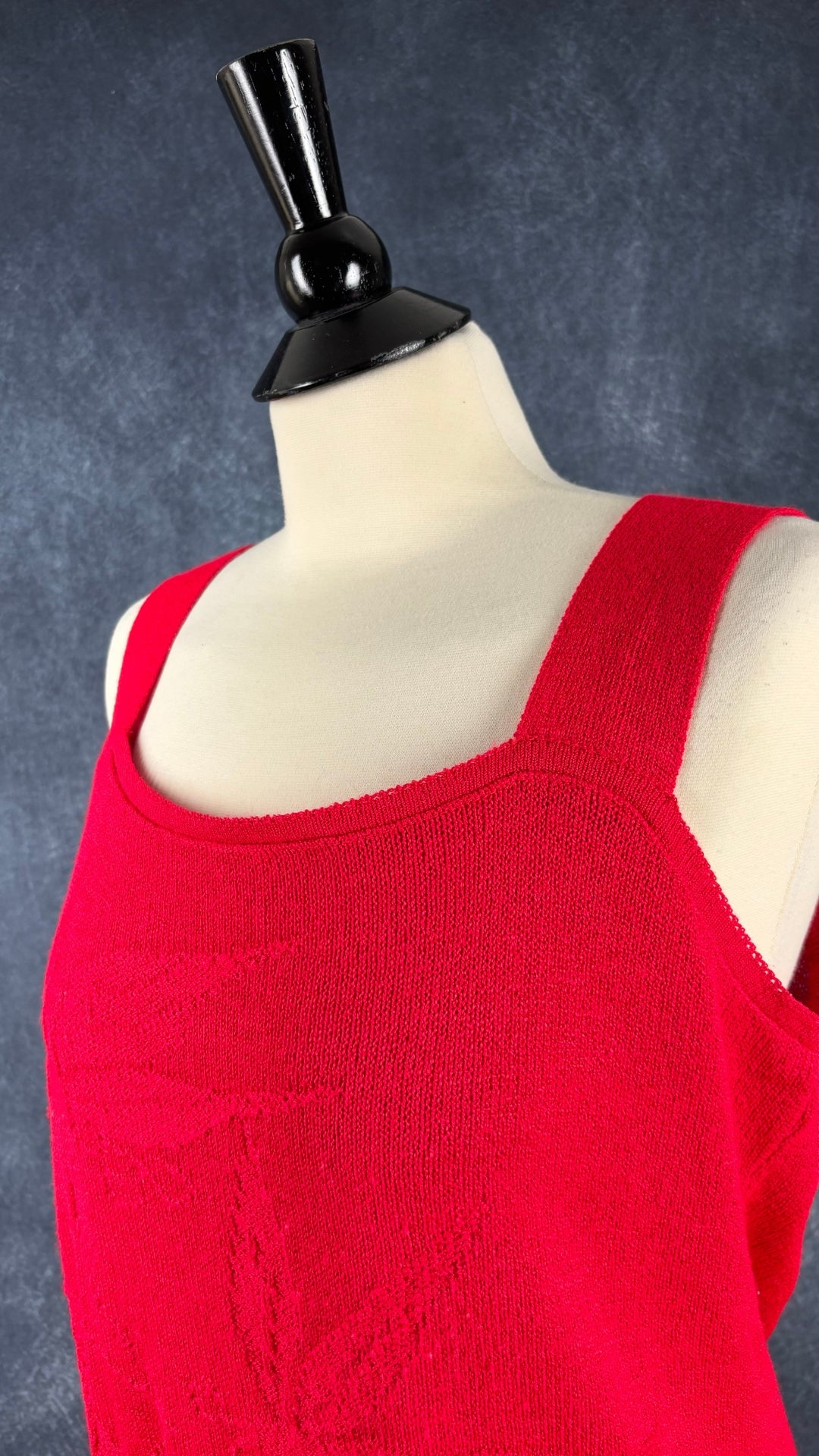Camisole vintage en tricot rouge Maglificio Emma, taille s/m. Vue de l'encolure.
