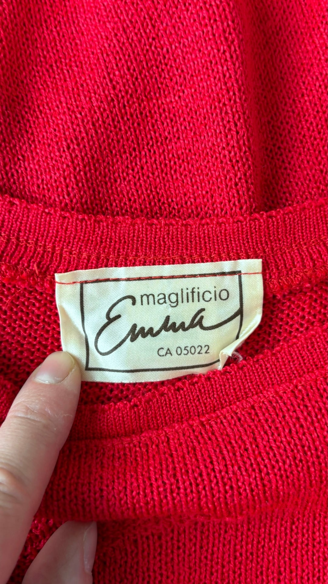 Camisole vintage en tricot rouge Maglificio Emma, taille s/m. Vue de l'étiquette.
