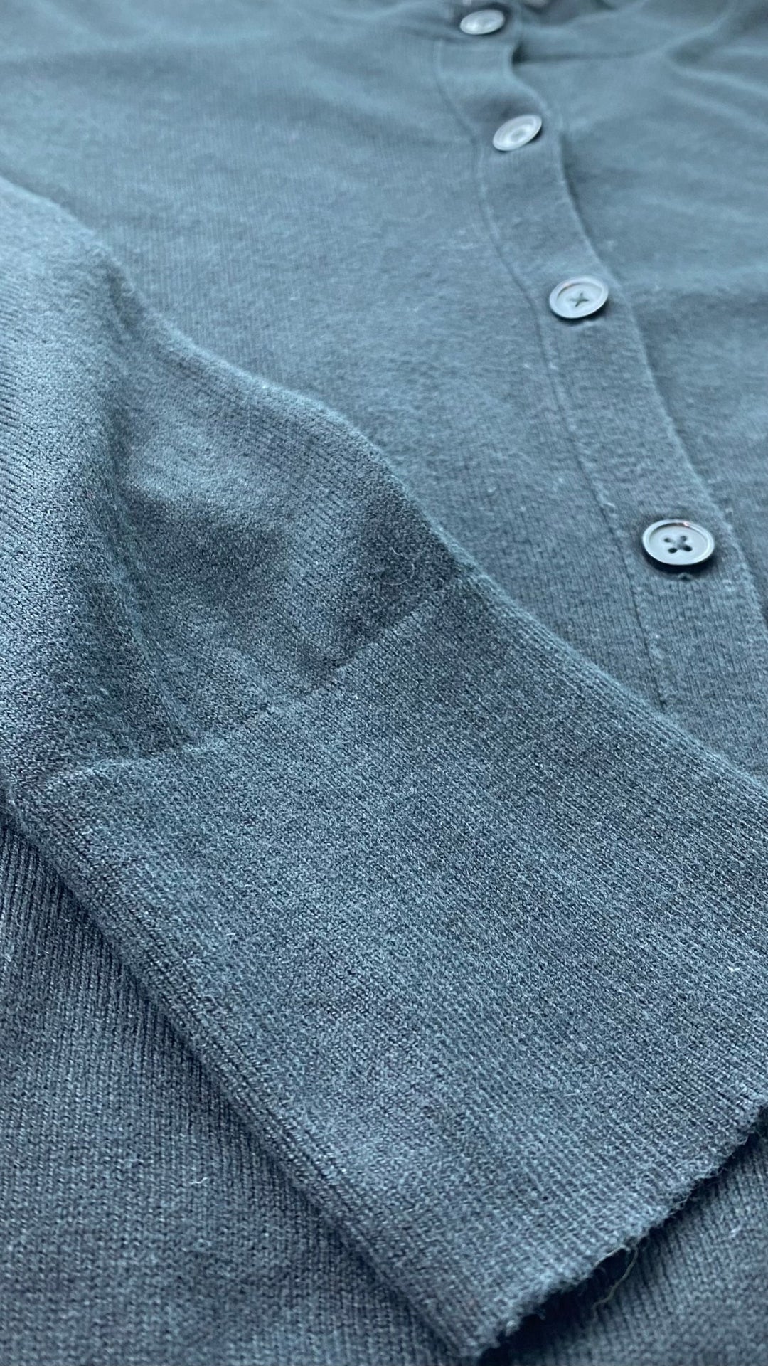 Cardigan boutonné noir en tricot mince à col rond Banana Republic, taille large. Vue de près de la manche.