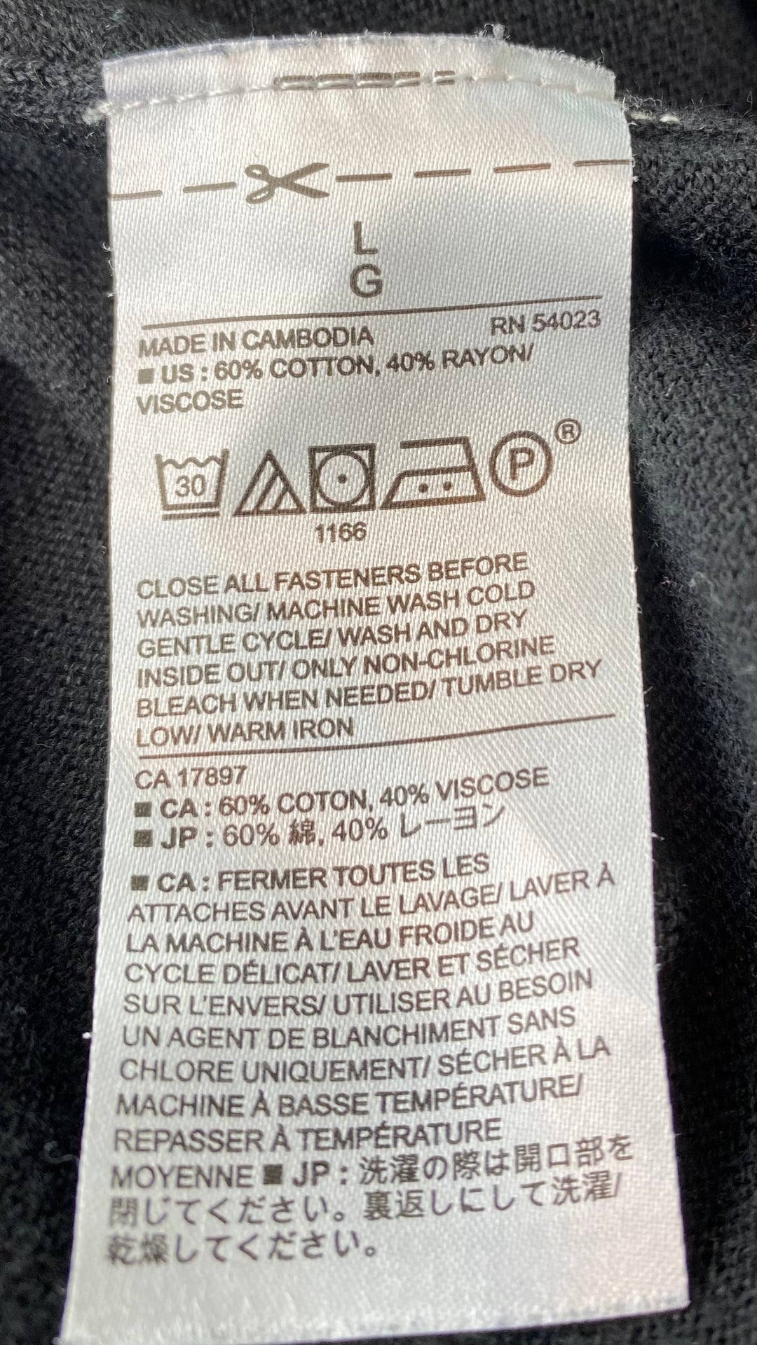 Cardigan boutonné noir en tricot mince à col rond Banana Republic, taille large. Vue de l'étiquette de composition et entretien.