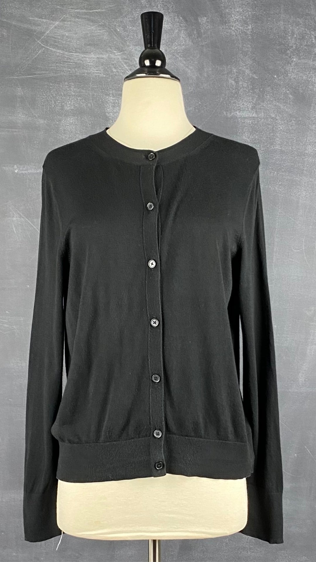 Cardigan boutonné noir en tricot mince à col rond Banana Republic, taille large. Vue de face.