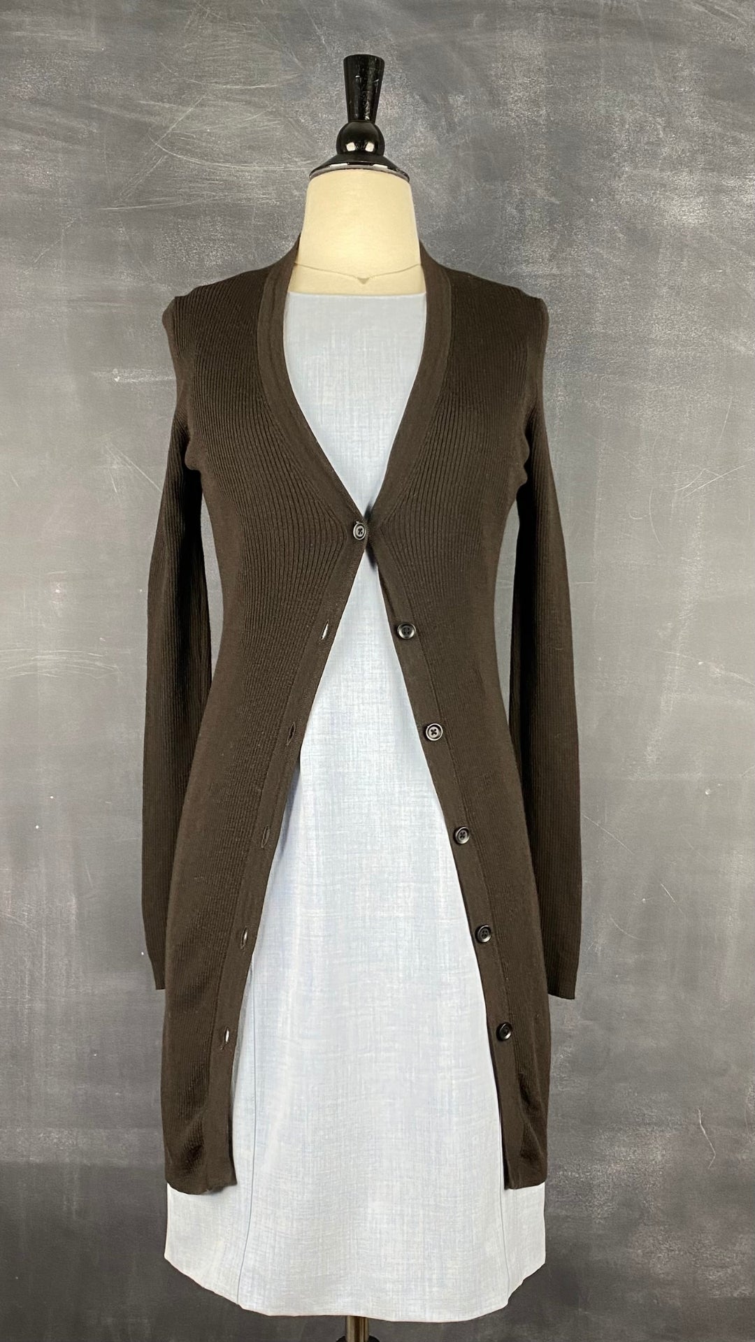 Cardigan espresso long en laine mérinos Ça va de soi, taille xs-s. Vue de l'agencement avec une robe bleu ciel.