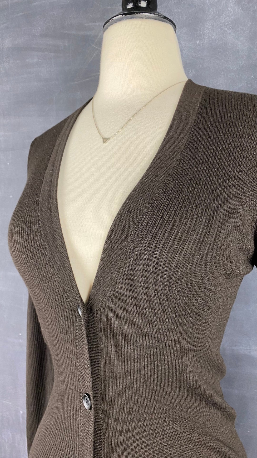 Cardigan espresso long en laine mérinos Ça va de soi, taille xs-s. Vue de l'encolure.