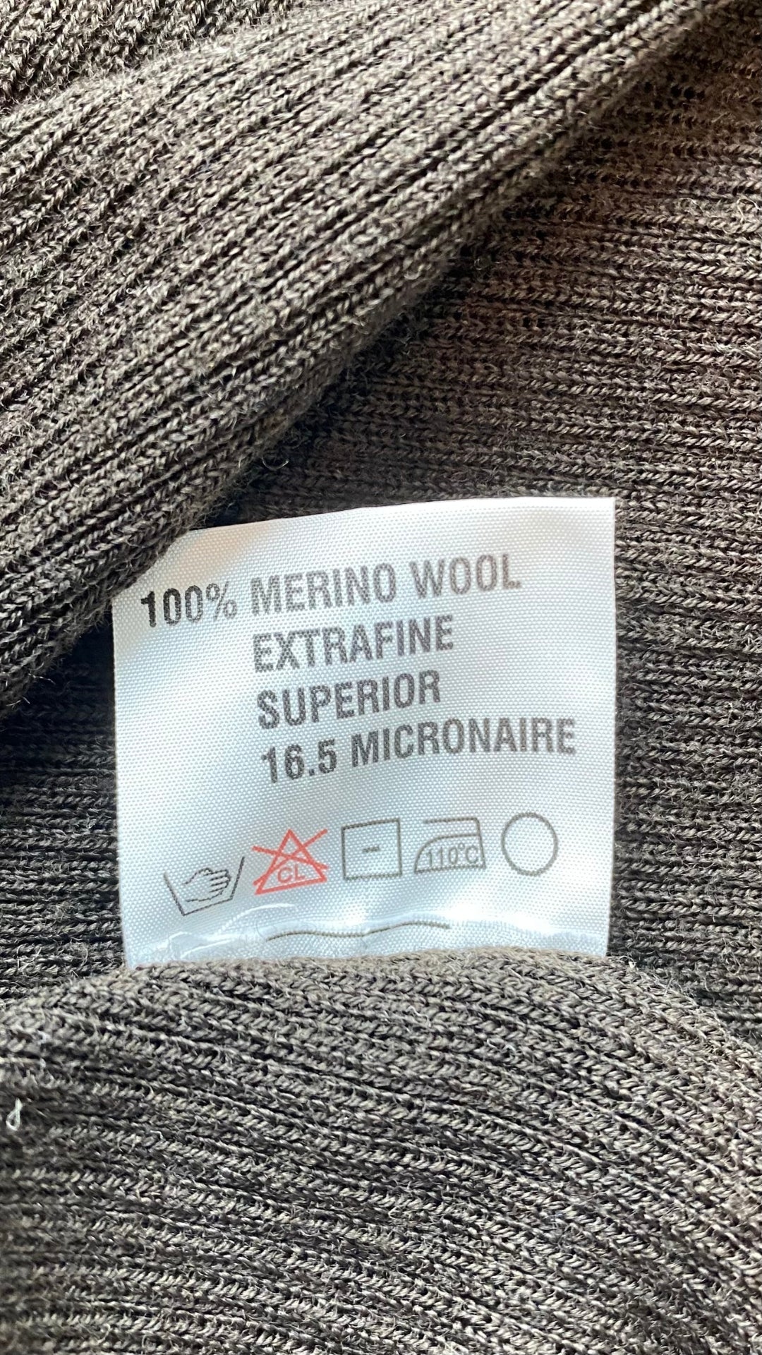 Cardigan espresso long en laine mérinos Ça va de soi, taille xs-s. Vue de l'étiquette d'entretien.
