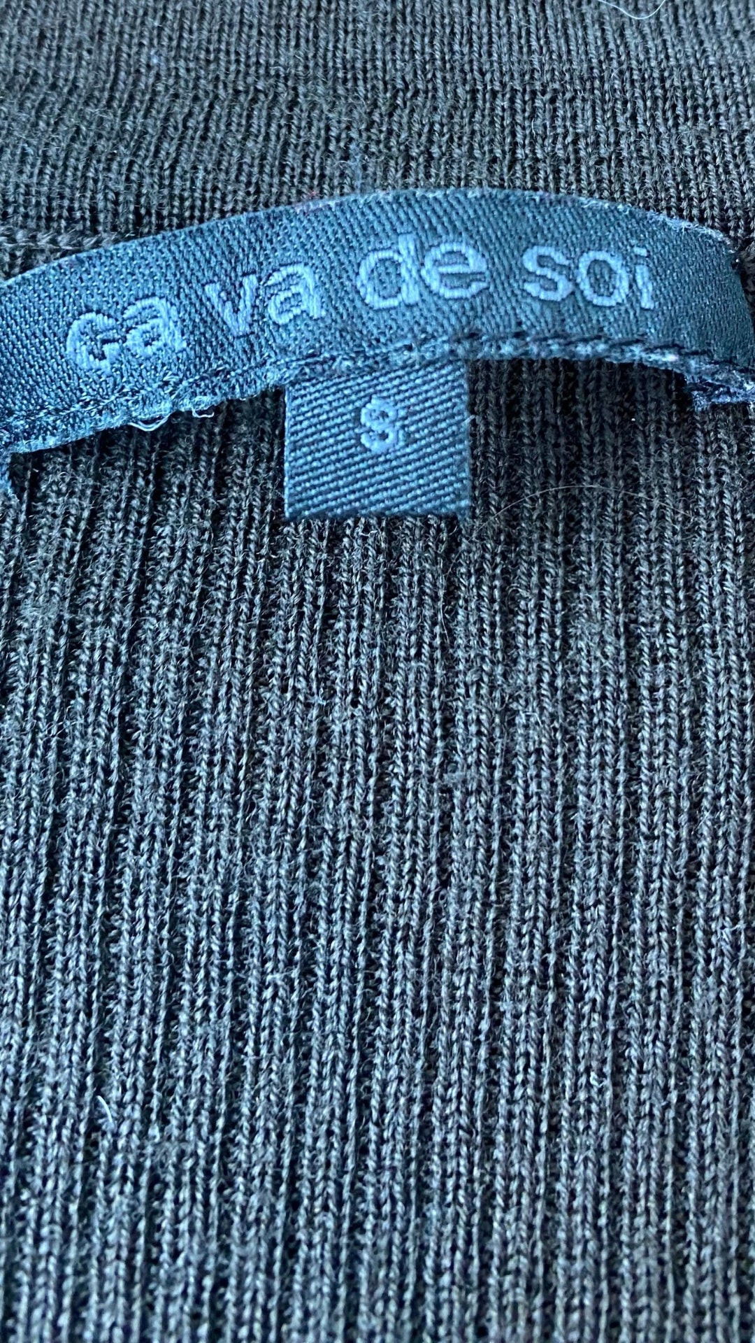 Cardigan espresso long en laine mérinos Ça va de soi, taille xs-s. Vue de l'étiquette de marque et taille.