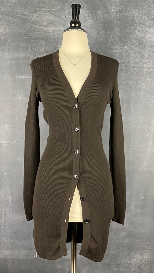 Cardigan espresso long en laine mérinos Ça va de soi, taille xs-s. Vue de face, fermé.