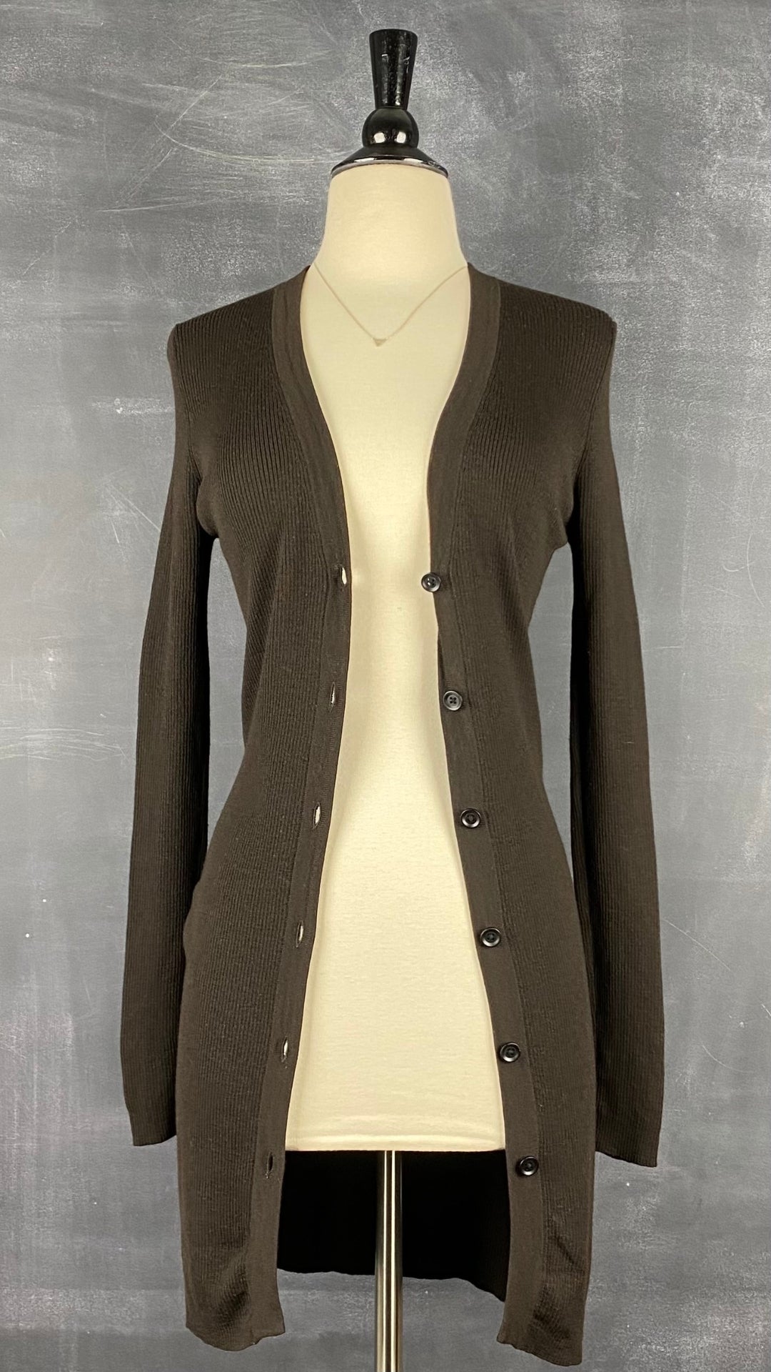 Cardigan espresso long en laine mérinos Ça va de soi, taille xs-s. Vue de face, ouvert.