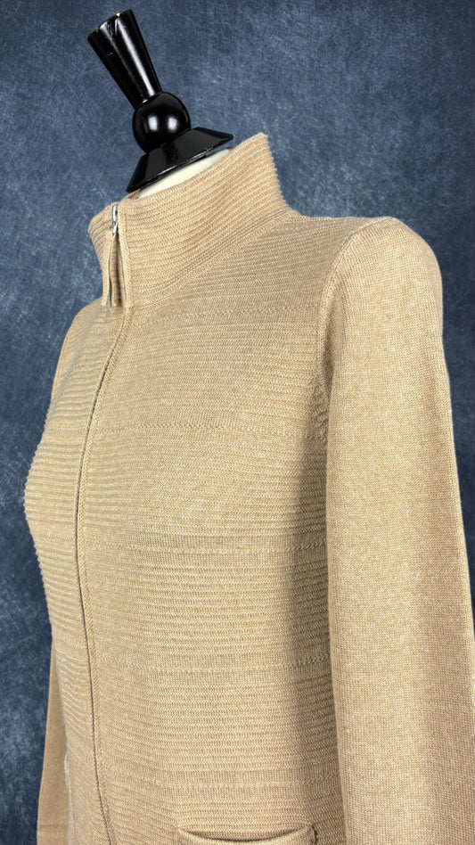 Cardigan fermeture à glissière beige sable Olsen, taille estimée à medium. Vue de l'encolure.