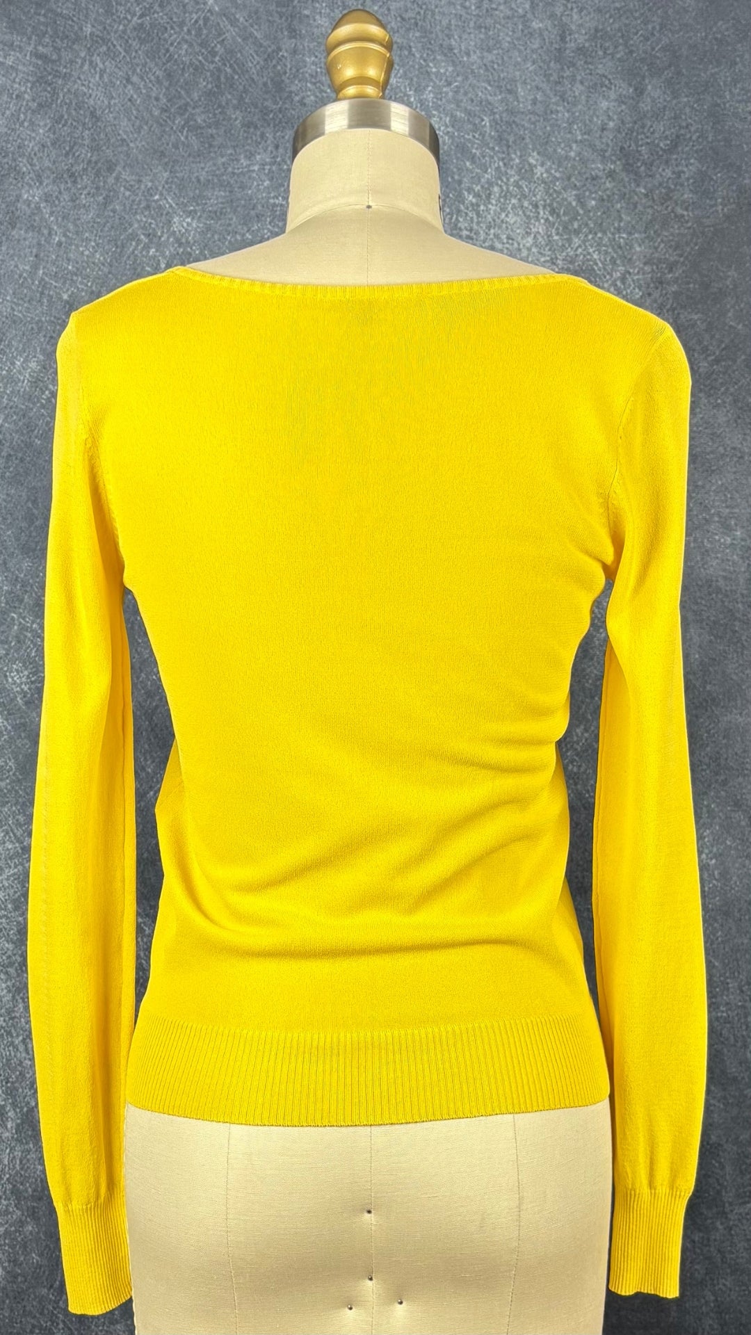 Cardigan en fin tricot jaune soleil avec petits boucles sur les poches, Tara Jarmon, taille small. Vue de dos.