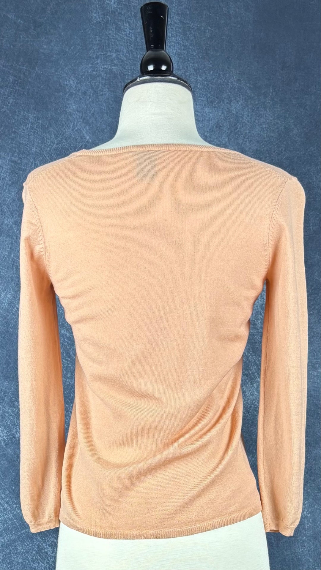 Cardigan en fin tricot de laine pêche/corail, Theory, taille small. Vue de dos.