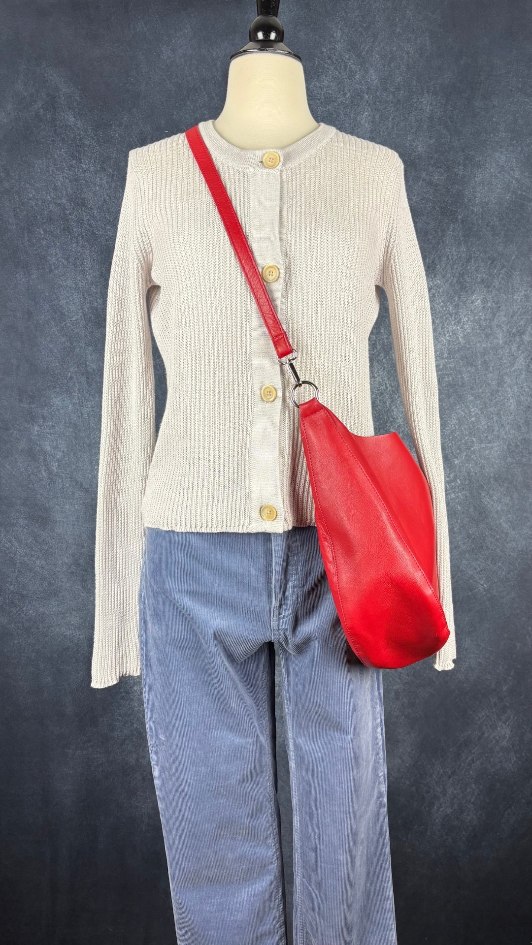 Cardigan gris beige en coton et cachemire Ça va de soi, taille small. Vue de l'agencement avec le pantalon en velours côtelé bleu et le sac à main en cuir rouge.