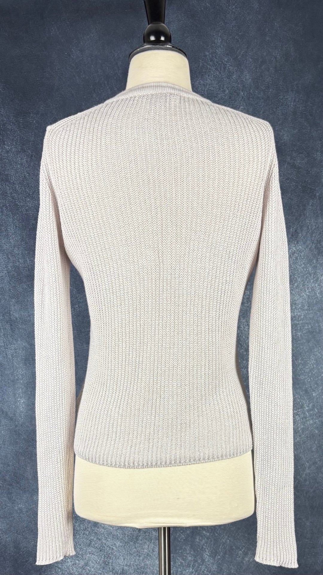 Cardigan gris beige en coton et cachemire Ça va de soi, taille small. Vue de dos.