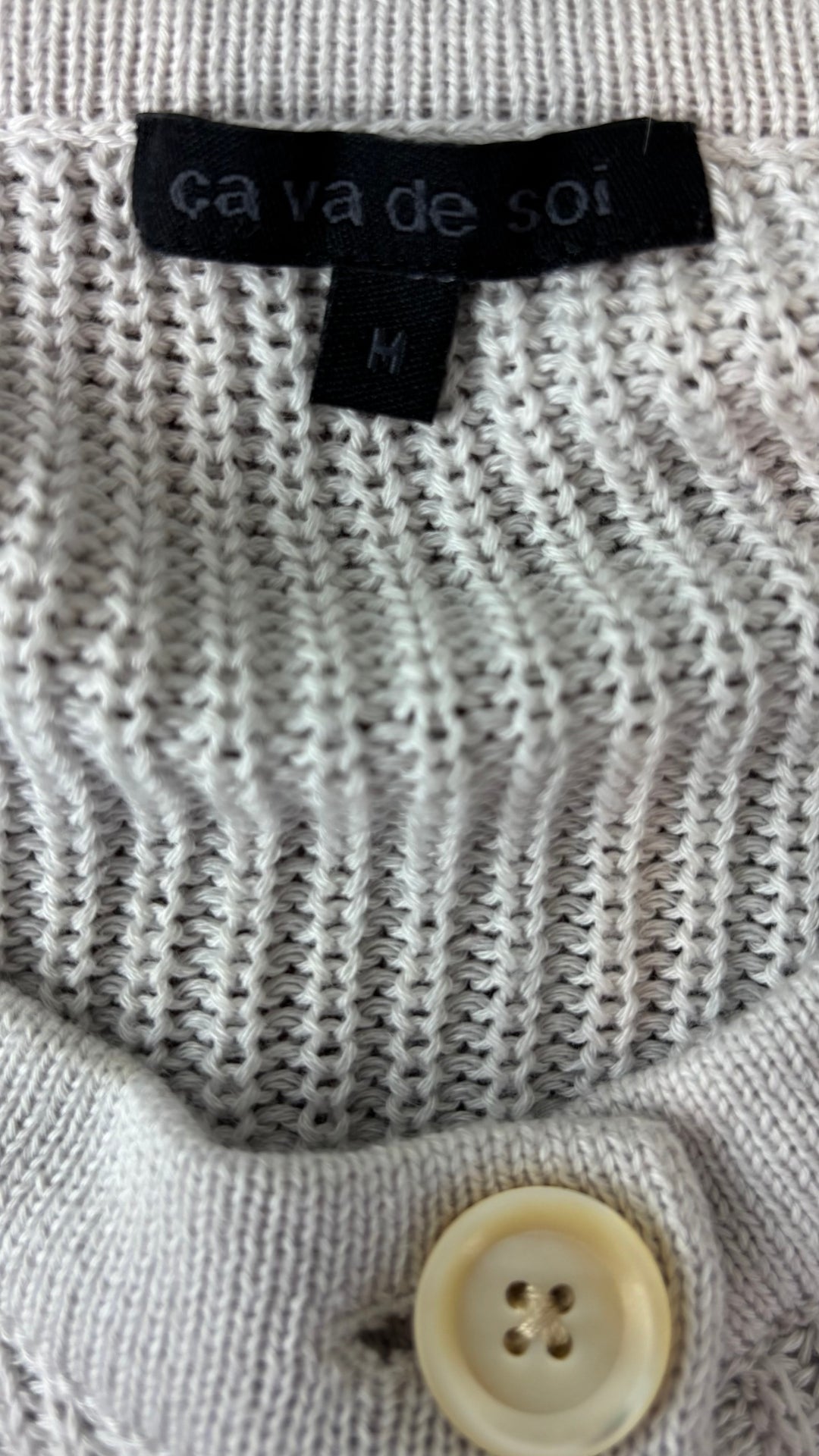 Cardigan gris beige en coton et cachemire Ça va de soi, taille small. Vue de l'étiquette.