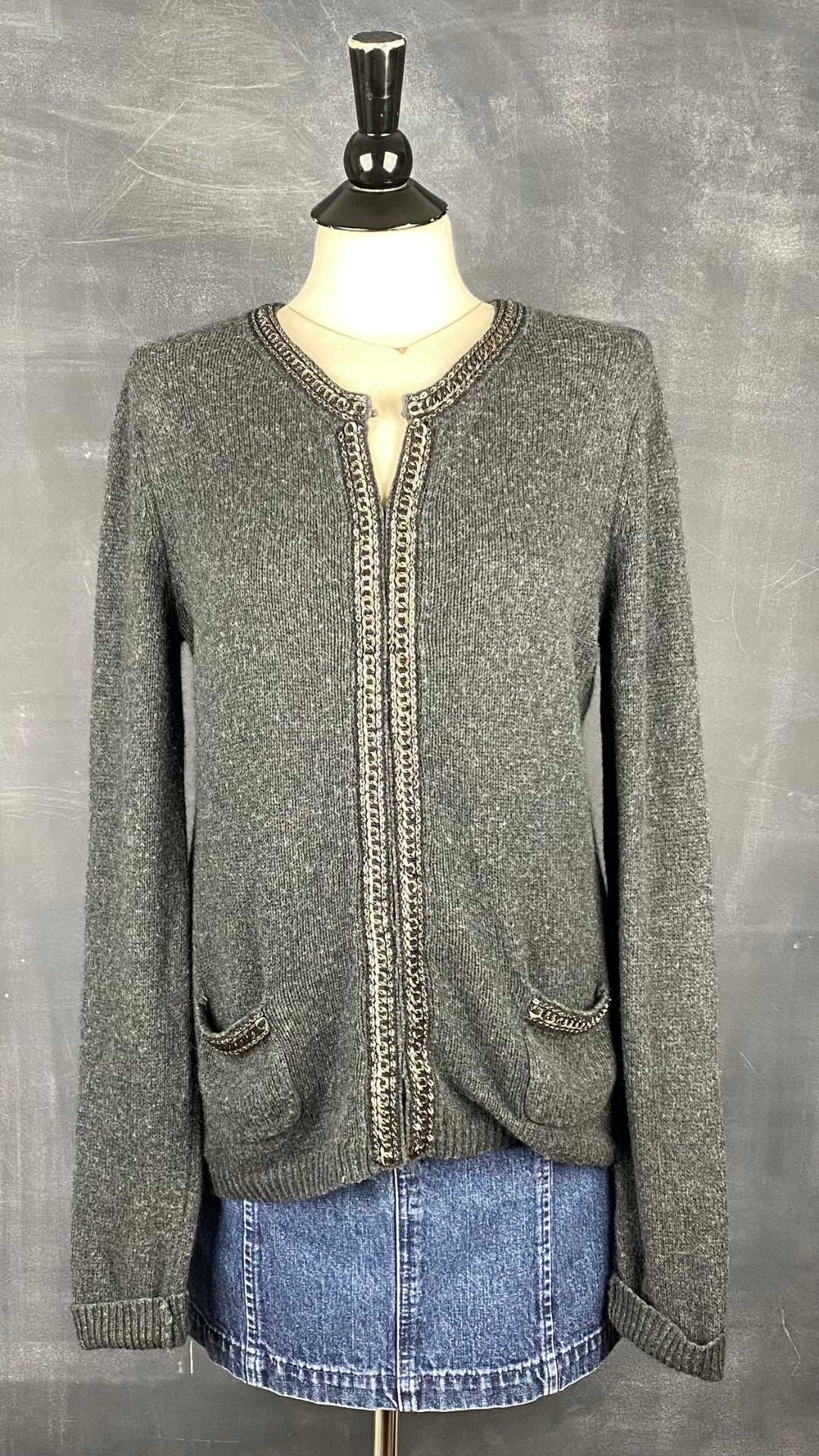 Cardigan gris détails chics Gerard Darel, taille 3 (large). Vue de l'agencement avec la jupe en jeans Polo Jeans Co.