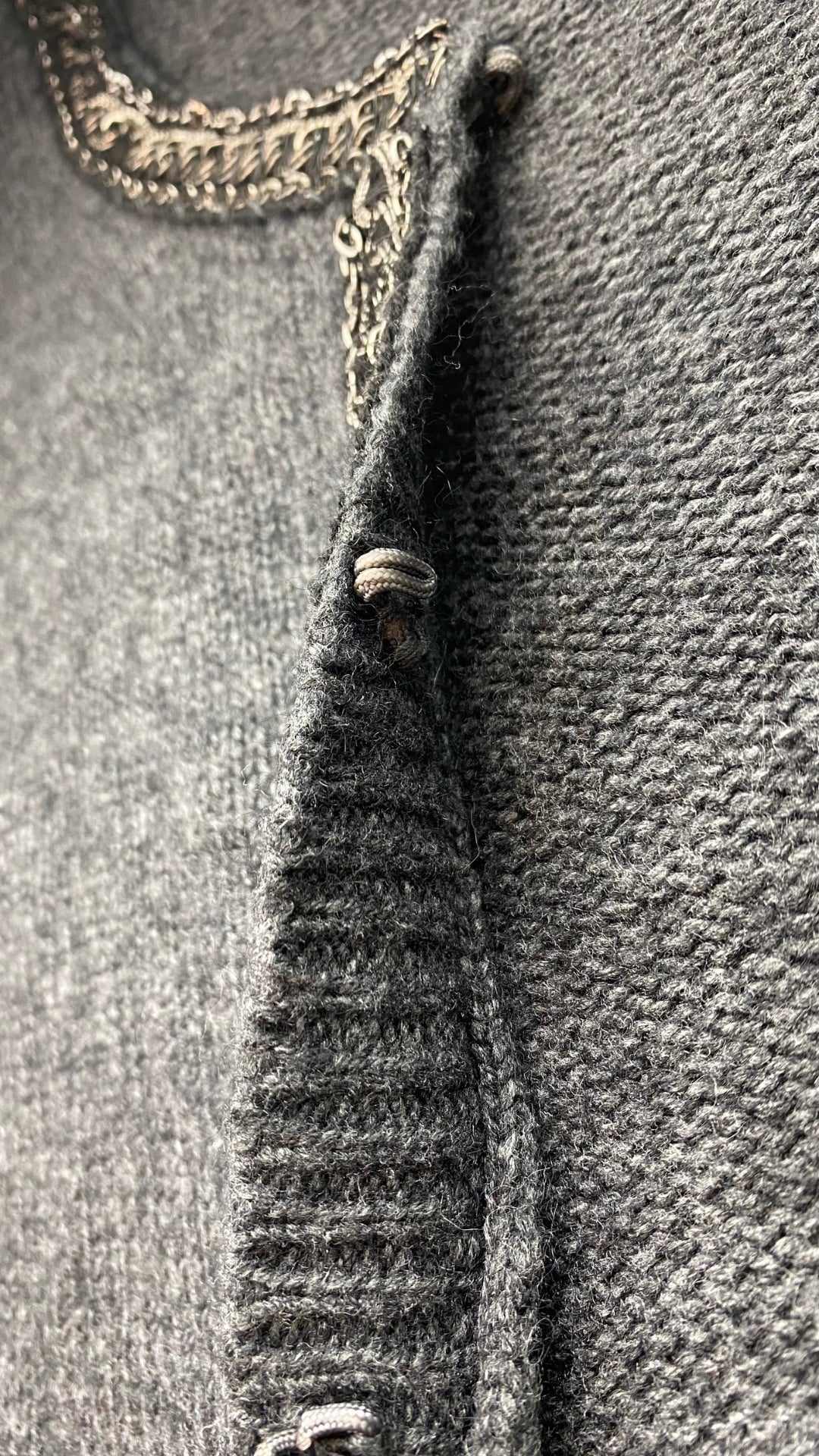 Cardigan gris détails chics Gerard Darel, taille 3 (large). Vue des attaches.