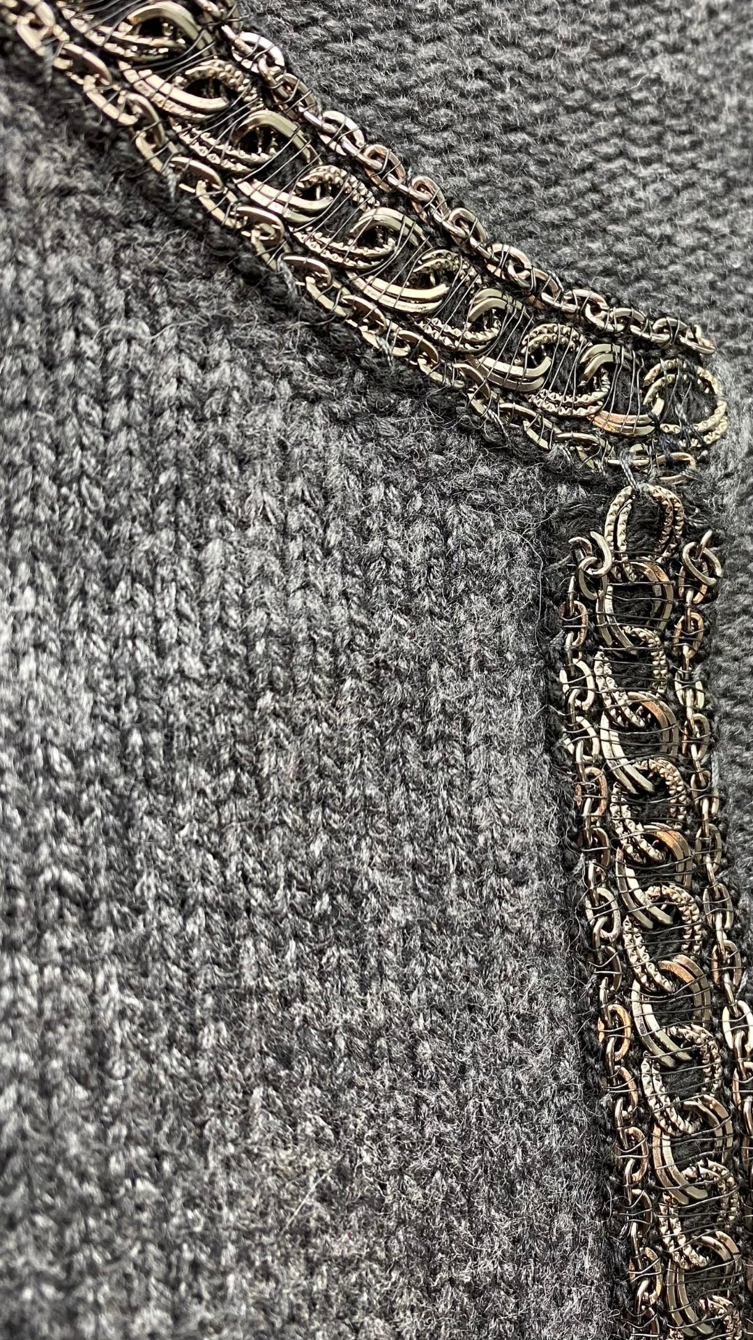 Cardigan gris détails chics Gerard Darel, taille 3 (large). Vue des détails.