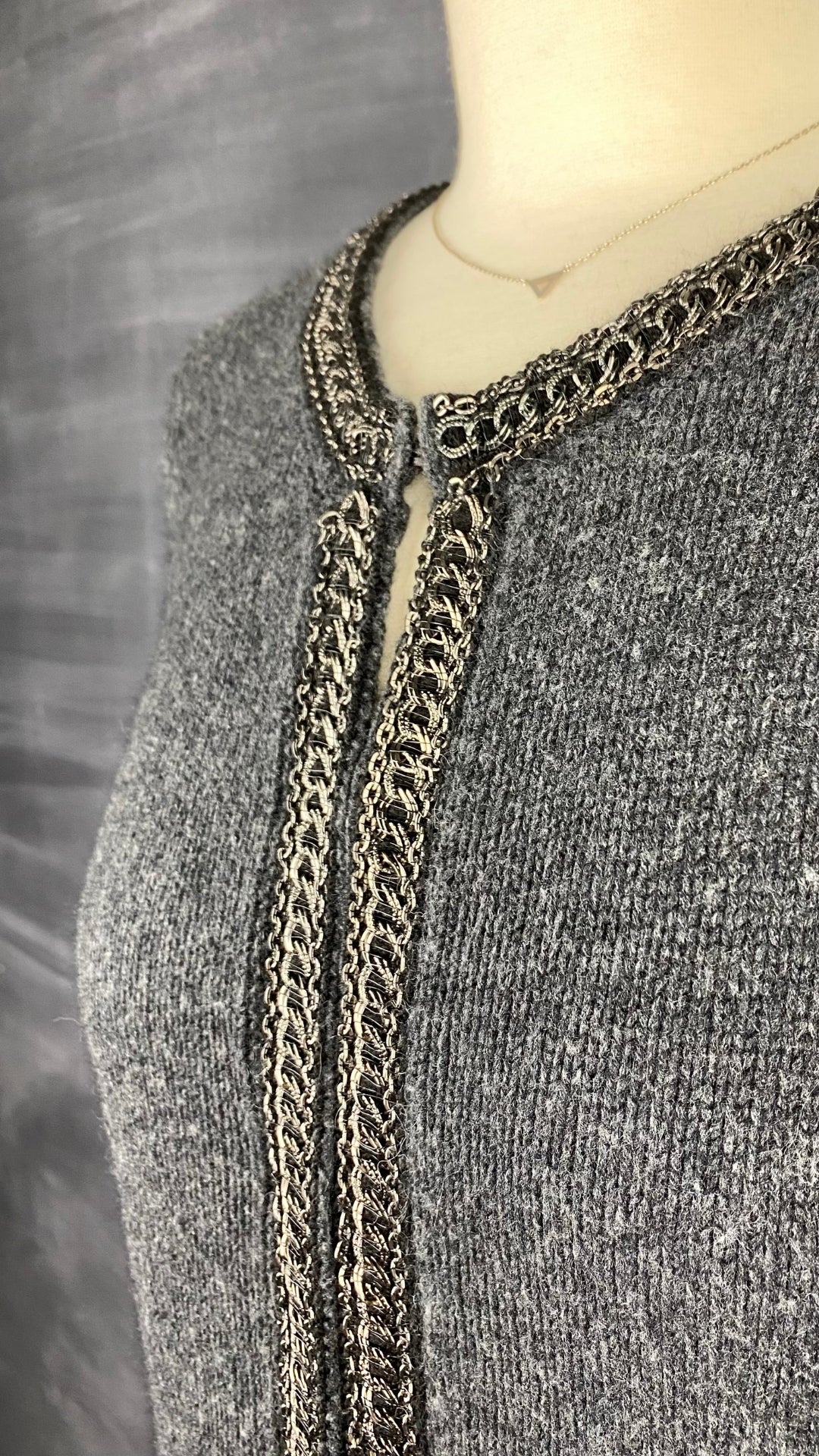 Cardigan gris détails chics Gerard Darel, taille 3 (large). Vue de l'encolure.