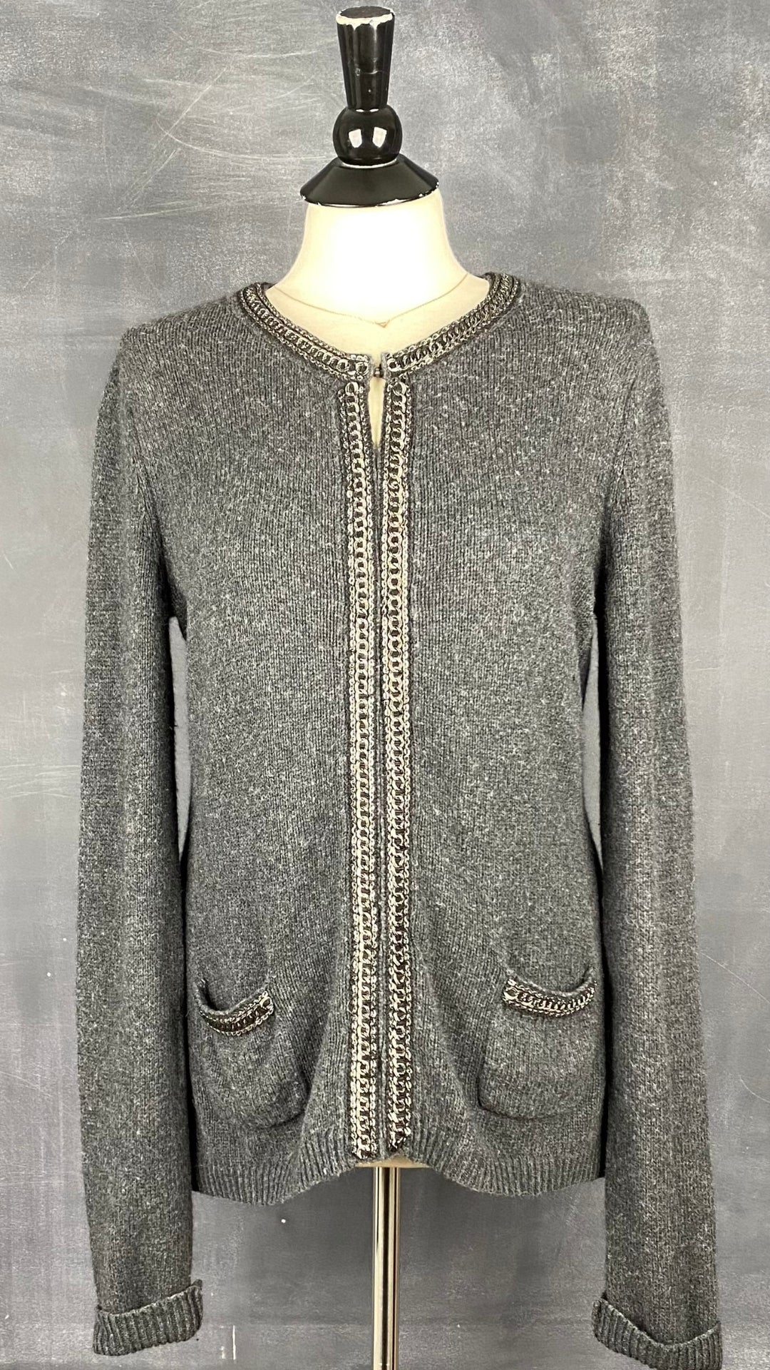 Cardigan gris détails chics Gerard Darel, taille 3 (large). Vue de face.
