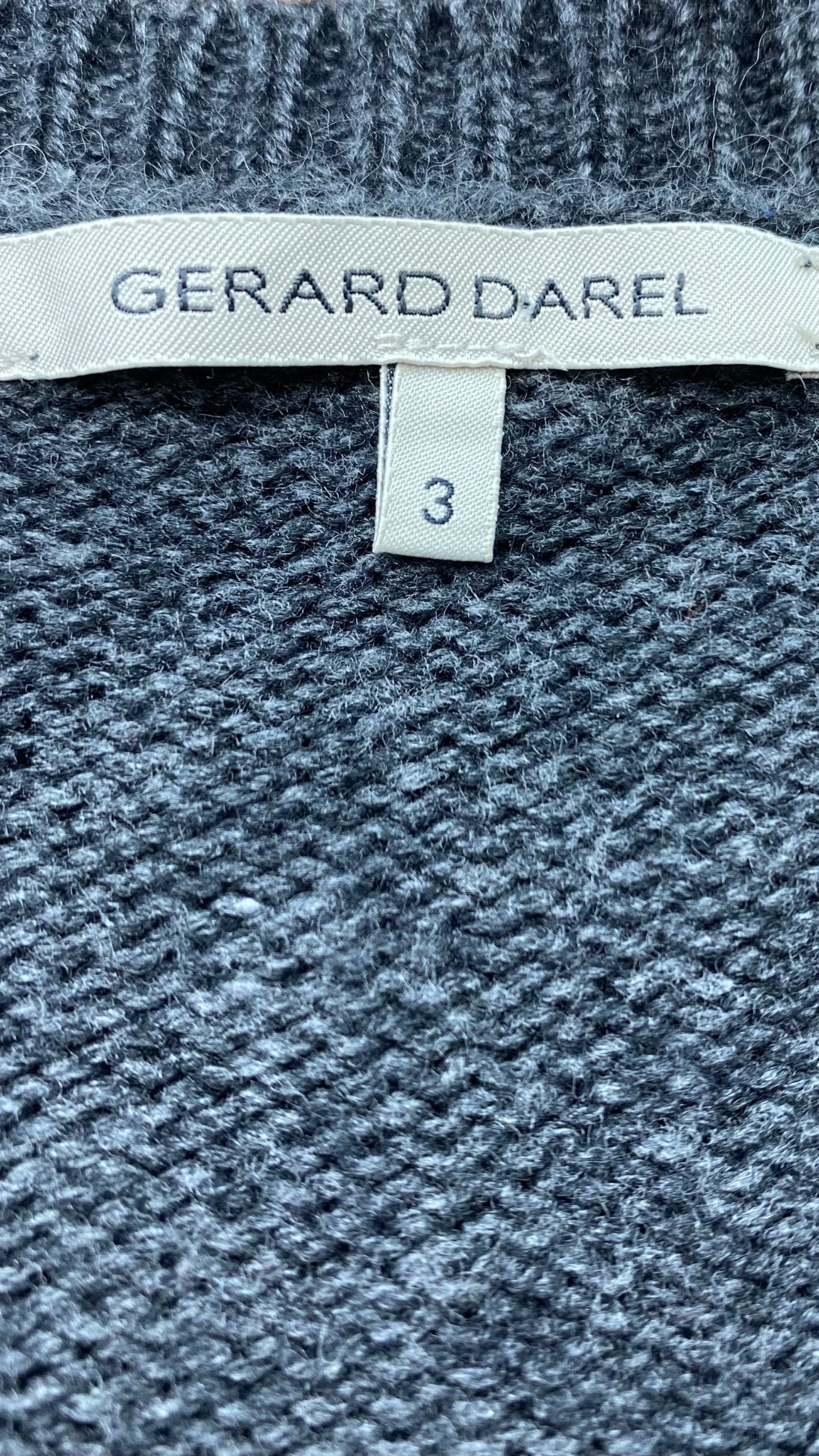 Cardigan gris détails chics Gerard Darel, taille 3 (large). Vue de l'étiquette marque et taille.
