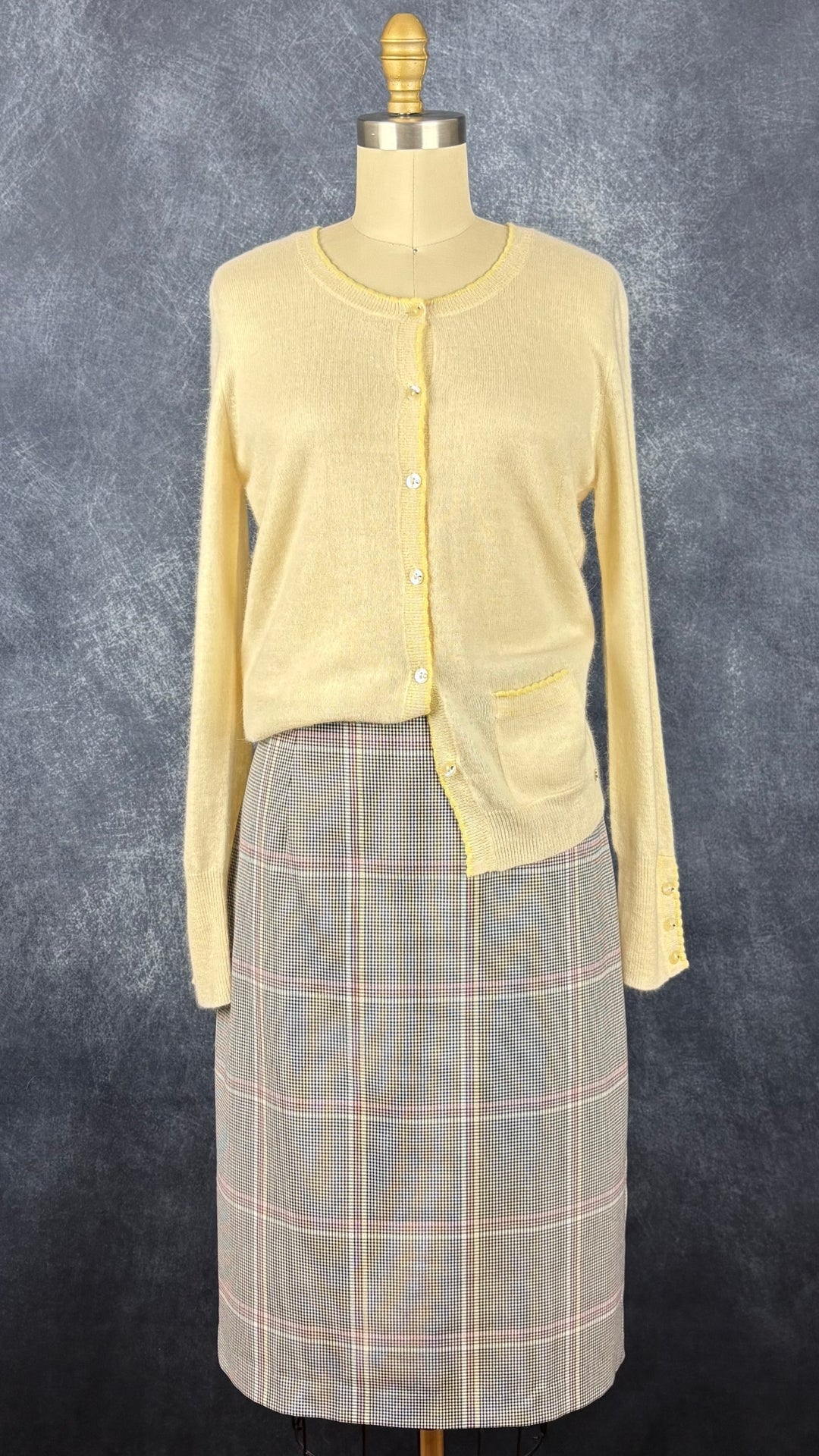 Cardigan jaune doux en laine et angora, avec détails festonnés et col rond, Des Petits Hauts, taille 2 (s/m). Vue de l'agencement avec la jupe à carreaux colorés Tristan.
