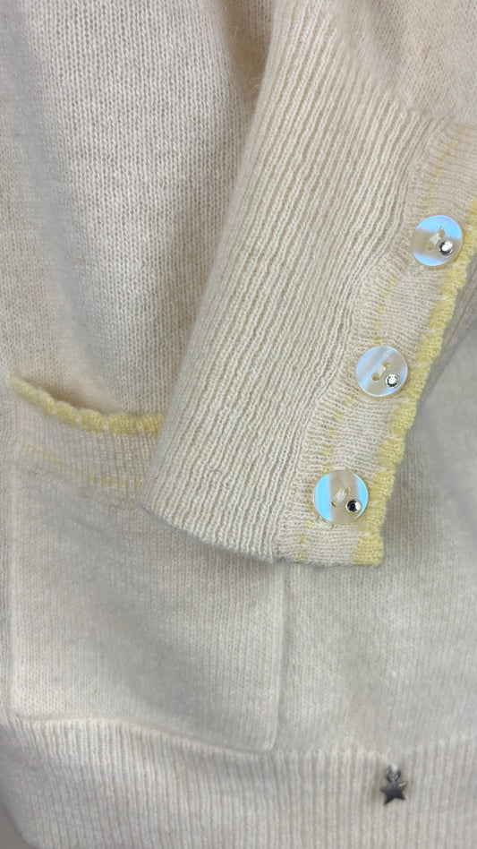 Cardigan jaune doux en laine et angora, avec détails festonnés et col rond, Des Petits Hauts, taille 2 (s/m). Vue de près des détails de festons et de boutons.