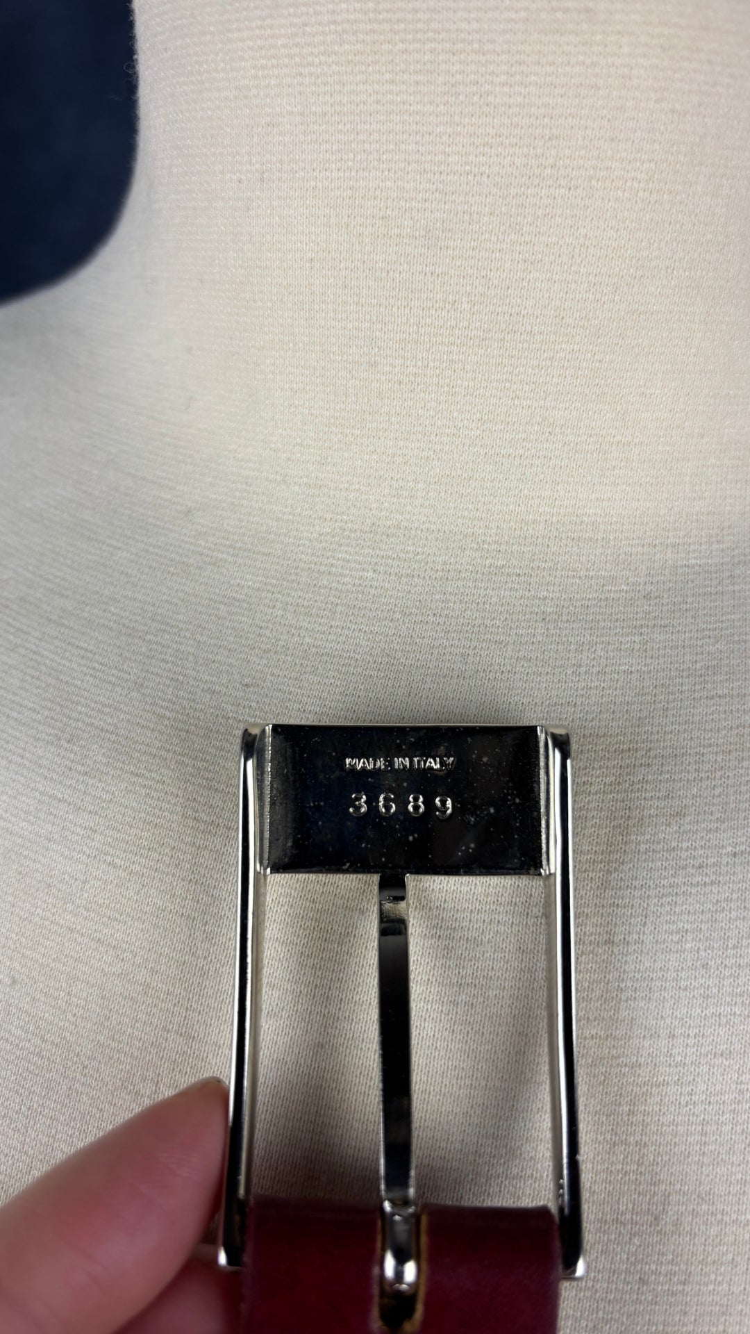Ceinture en cuir bordeaux Mexx, taille estimée à small/medium. Vue de l'écriture à l'endos de la boucle.