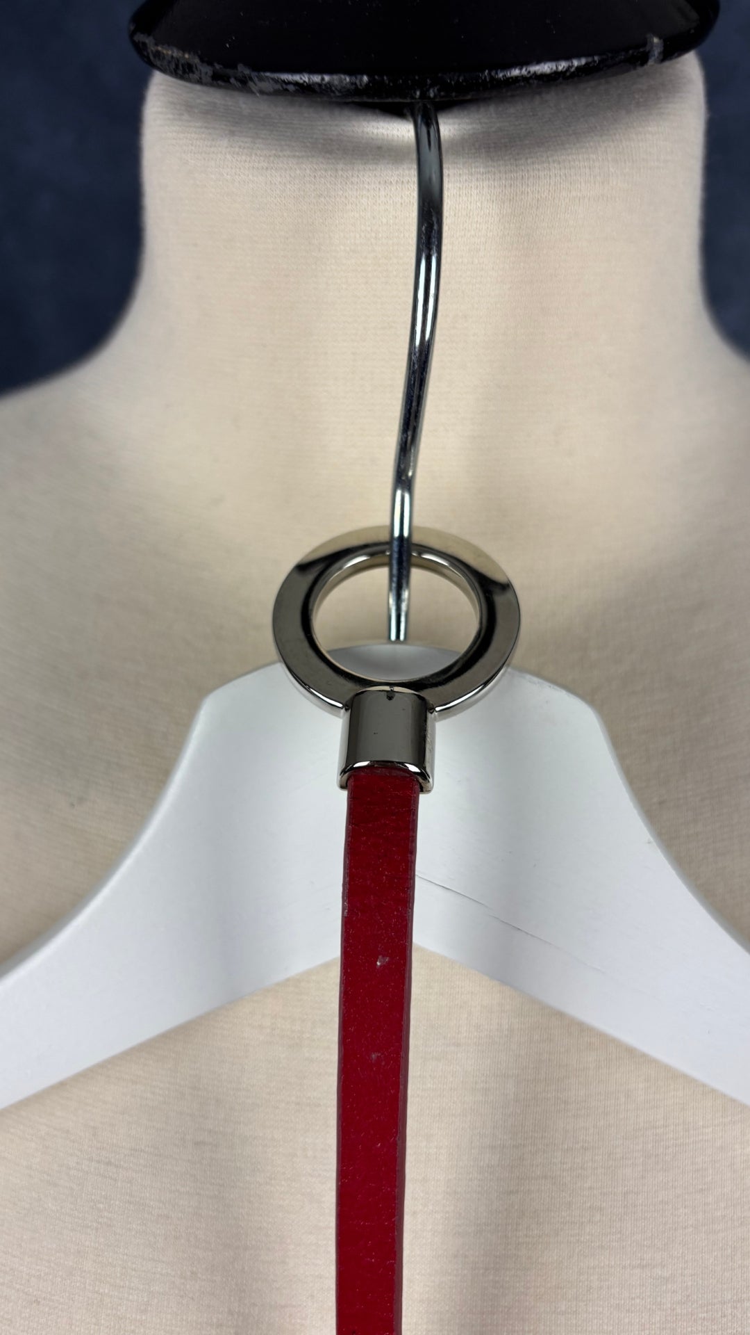 Ceinture en cuir rouge taille unique. Vue de la boucle.