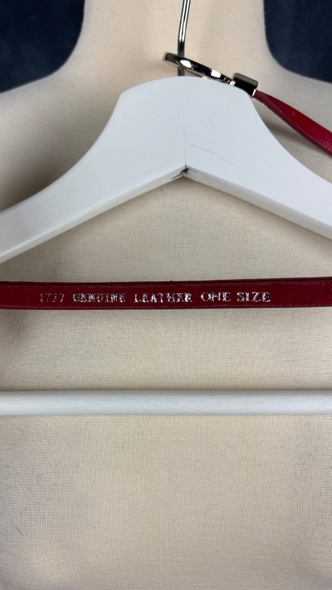 Ceinture en cuir rouge taille unique. Vue de l'endos de la ceinture.