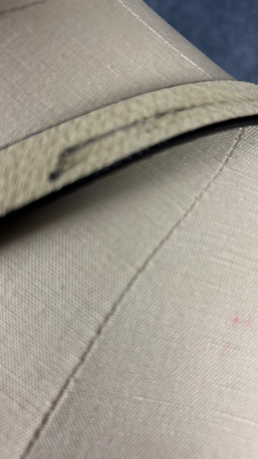 Ceinture fine en cuir vernis noir avec boucle sertie de cristaux étincelants Calvin Klein, taille xl. Vue de la trace noire au dos de la ceinture.