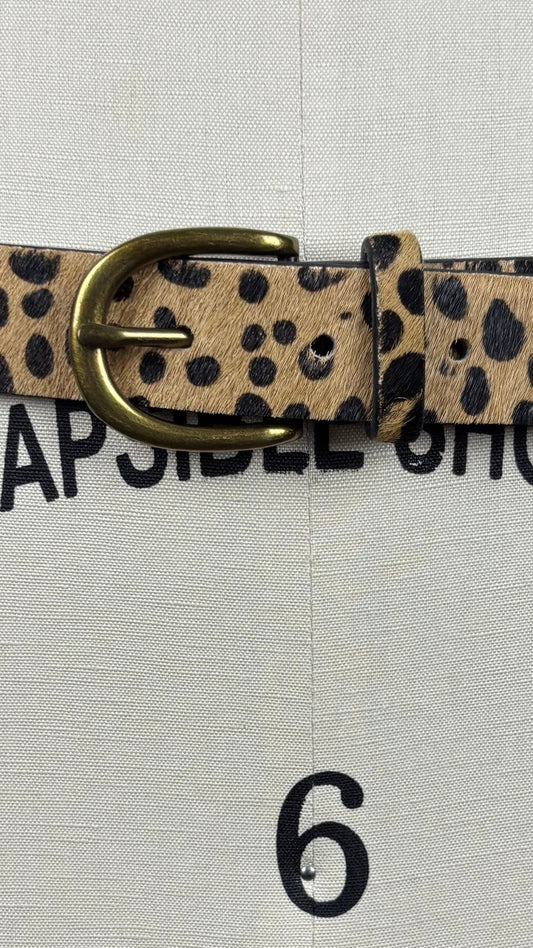 Ceinture à motif animalier en cuir Loklik, taille medium. Vue de près de la boucle.