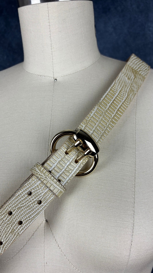 Ceinture en cuir texturé à détails dorés Garuglieri, taille xl. Vue de près de la texture et de la boucle.