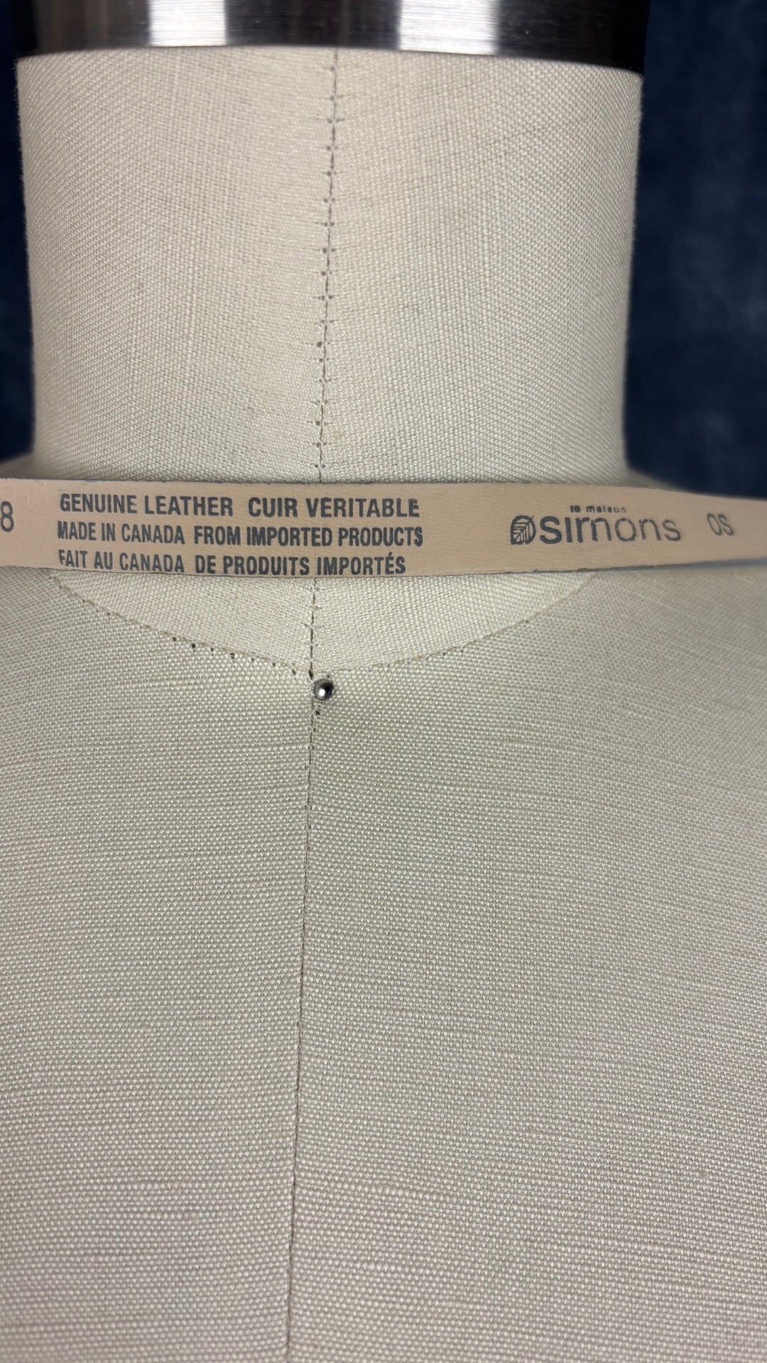 Ceinture en cuir véritable argent, fait au Canada Simons, taille unique. Vue de l'endos de la ceinture.