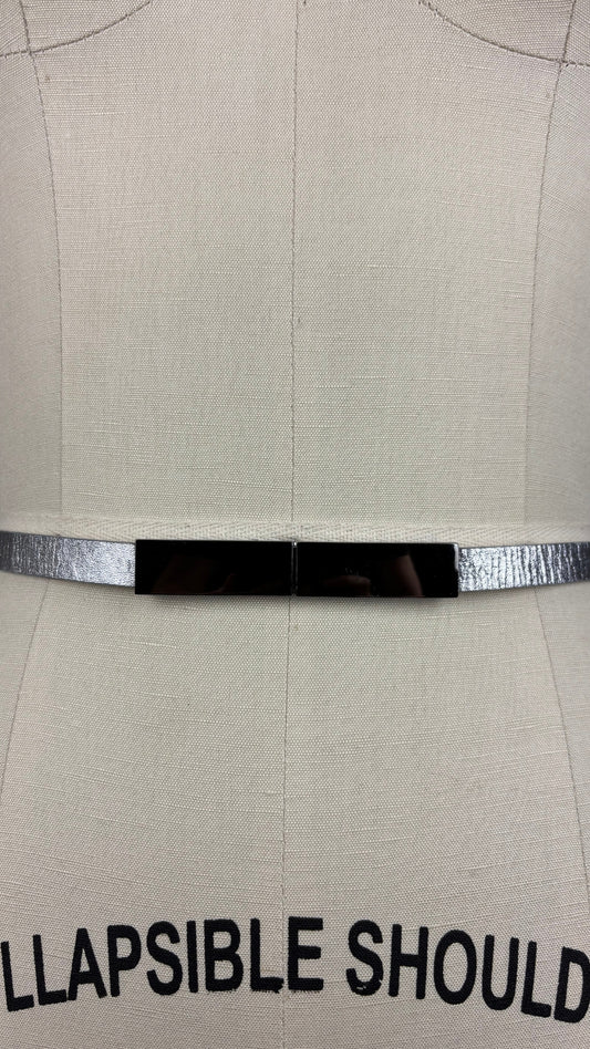 Ceinture en cuir véritable argent, fait au Canada Simons, taille unique. Vue de face, près de la boucle sur le mannequin.