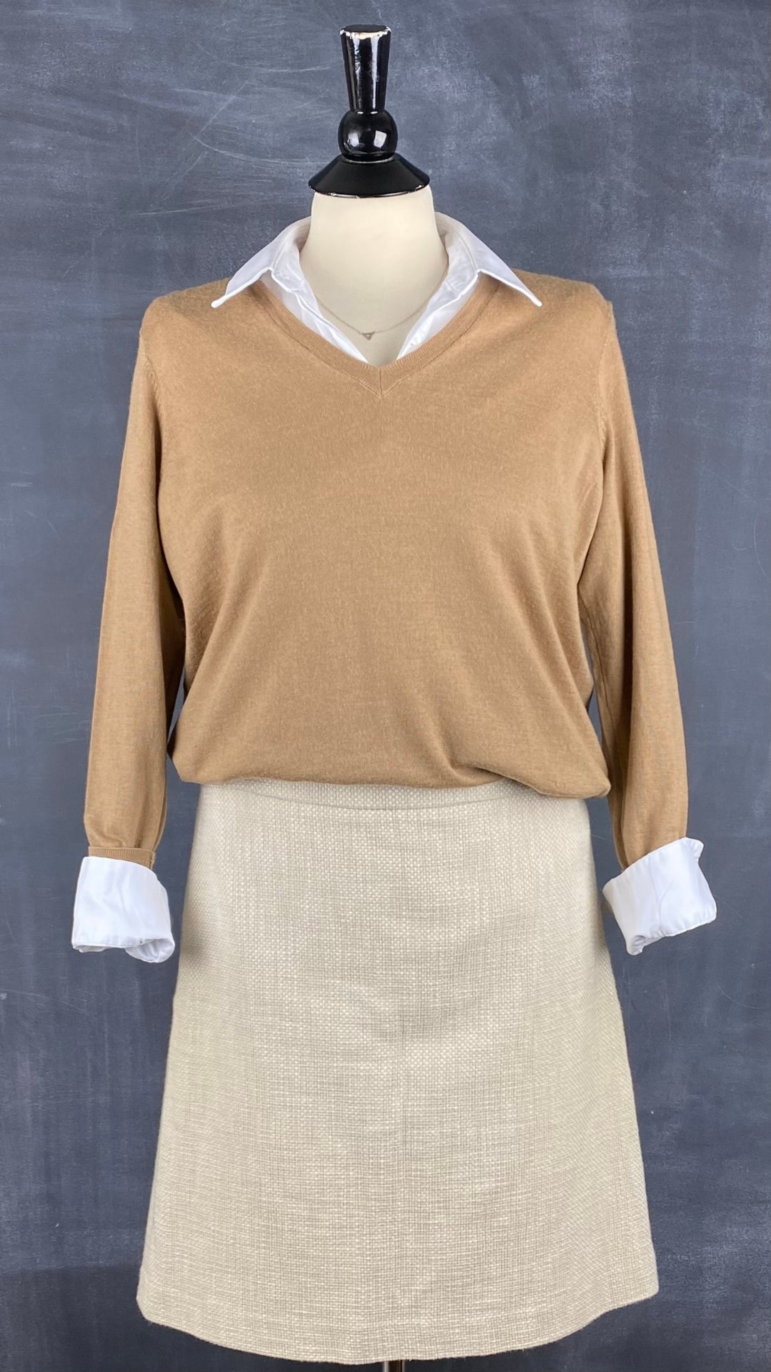 Chandail ample en tricot mince chameau à col en v Cos, taille small. Vue de l'agencement chemisier blanc et jupe en tweed crème et beige.