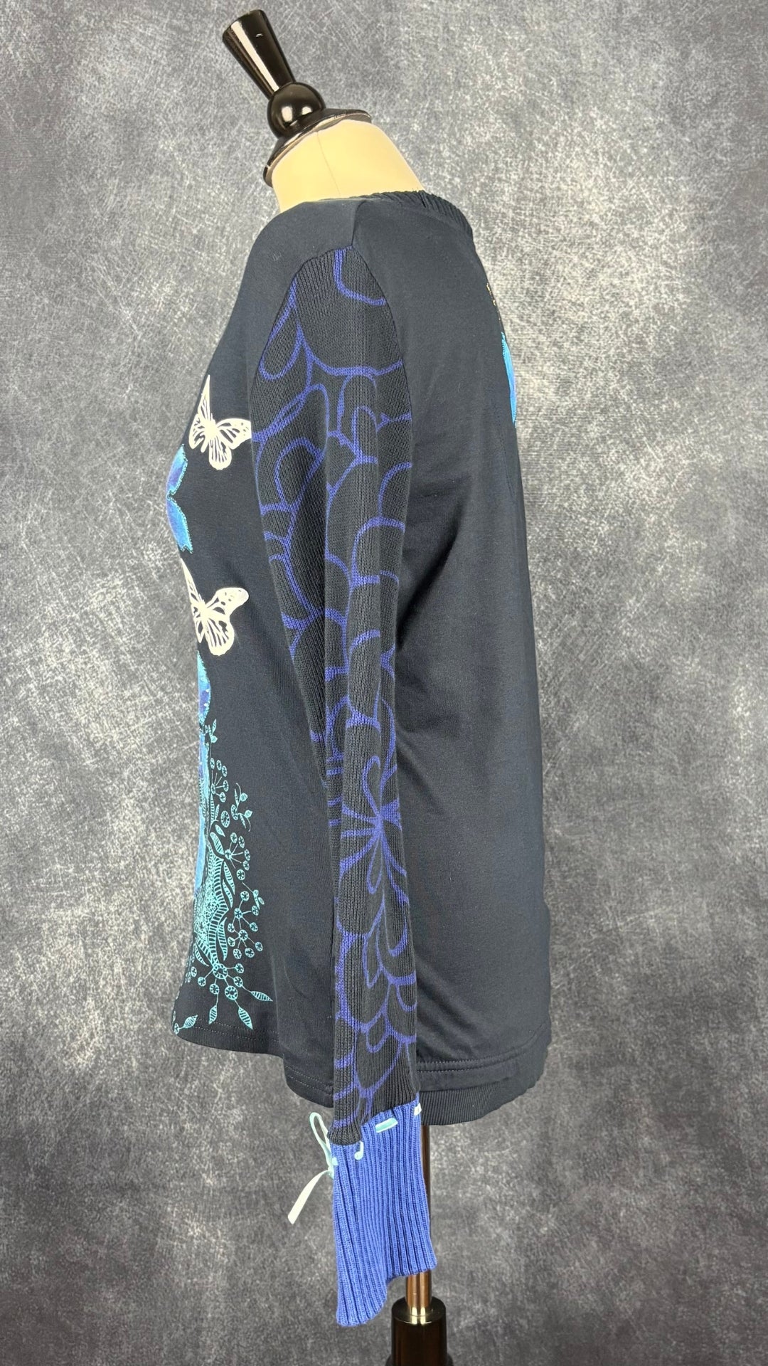 Chandail bi-matière en coton avec fleurs et papillons Desigual, taille xl (fait plus m/l). Vue de côté.