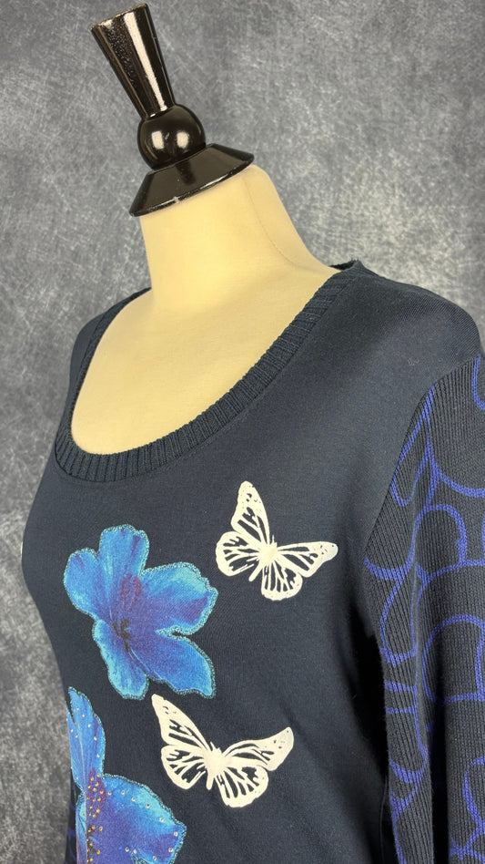 Chandail bi-matière en coton avec fleurs et papillons Desigual, taille xl (fait plus m/l). Vue de l'encolure.