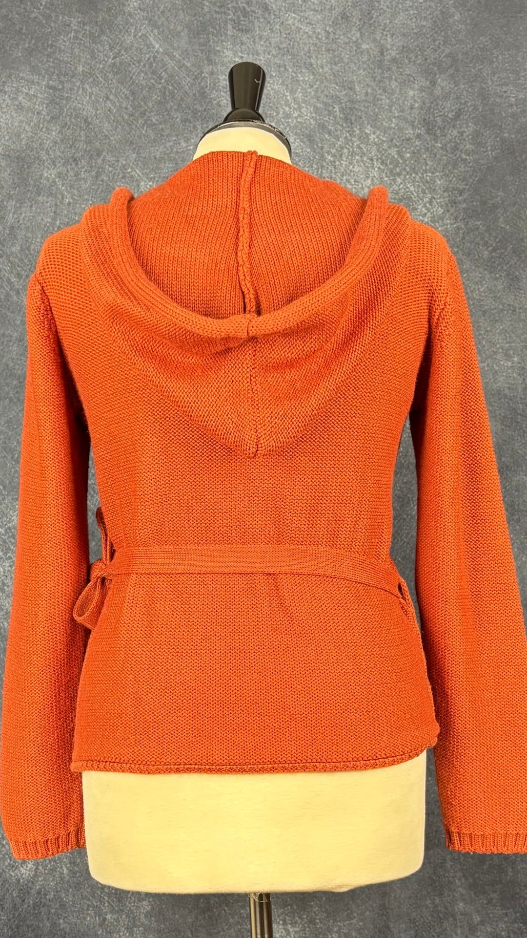 Chandail cache-coeur en tricot à capuchon couleur rouille Berretti, taille medium. Vue de dos.