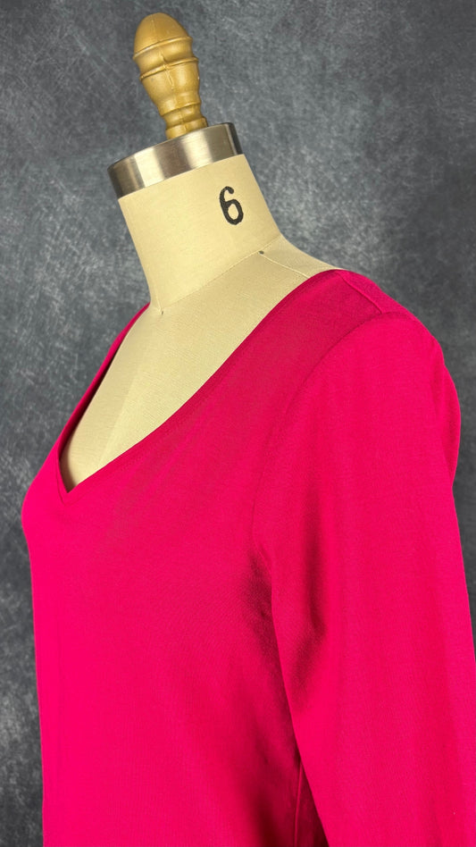 Chandail à col large en V rose fuchsia Isabelle Elie Boutique, taille estimée à s/m. Vue de l'encolure.
