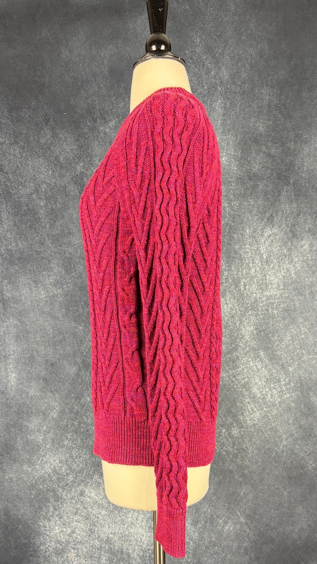 Chandail framboise en tricot de coton torsadé Gap, taille small. Vue de côté.