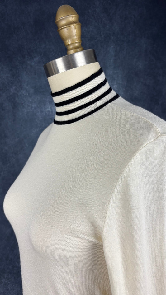 Chandail crème à col montant à ourlets à rayures noires et argentées Tristan, taille small. Vue de l'encolure.